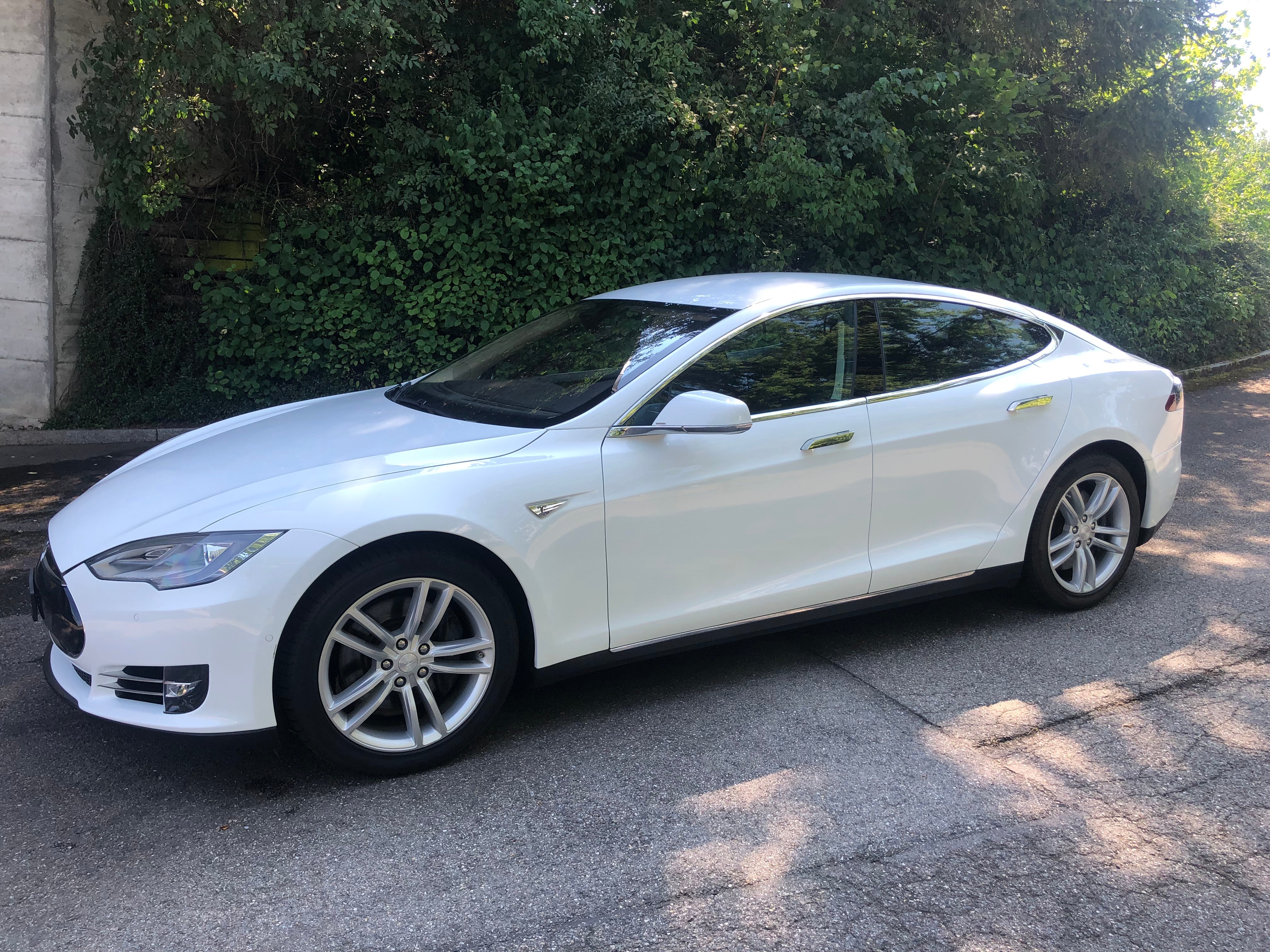 TESLA Model S 85