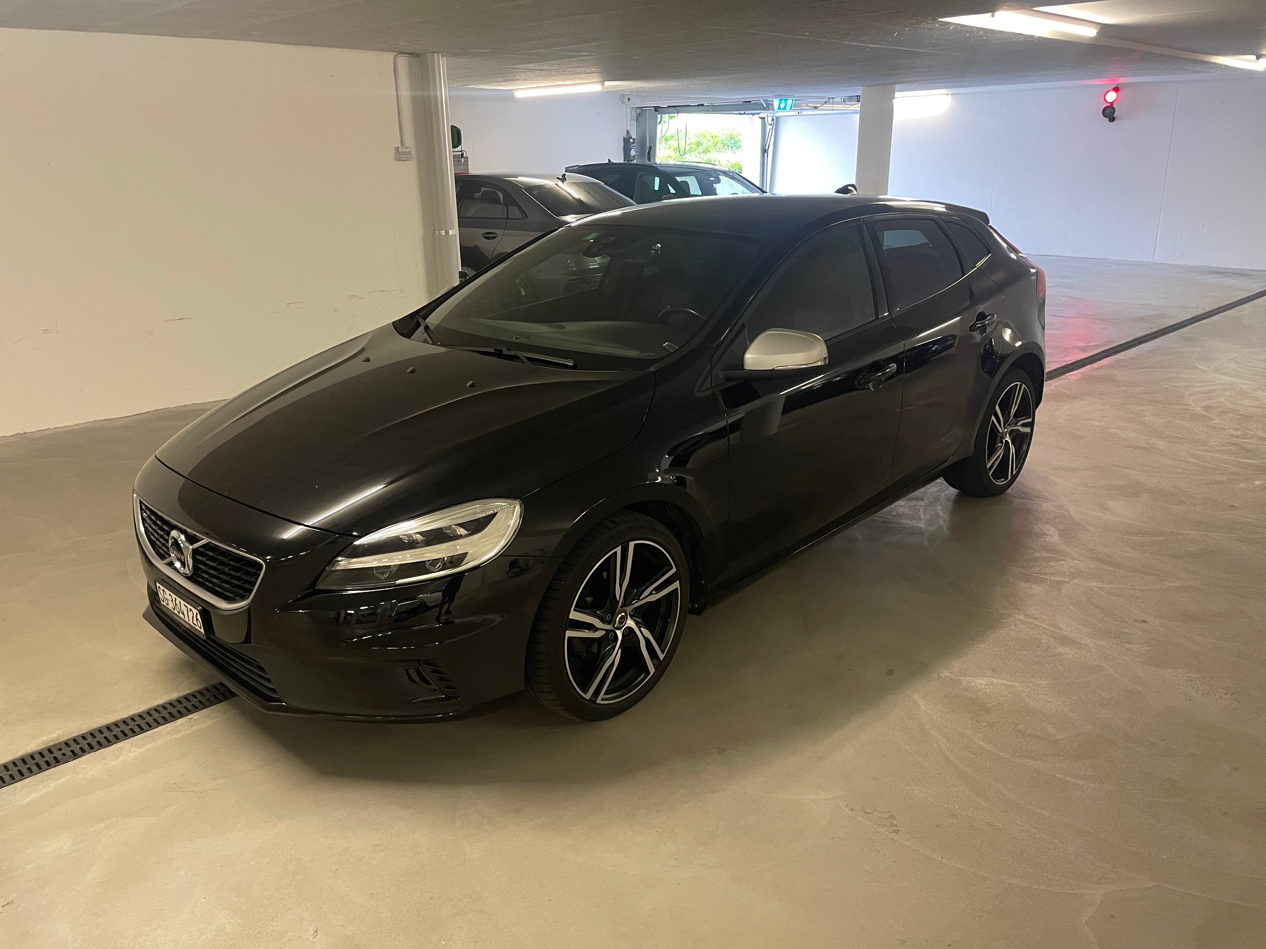 VOLVO V40 D2 Momentum R-Design