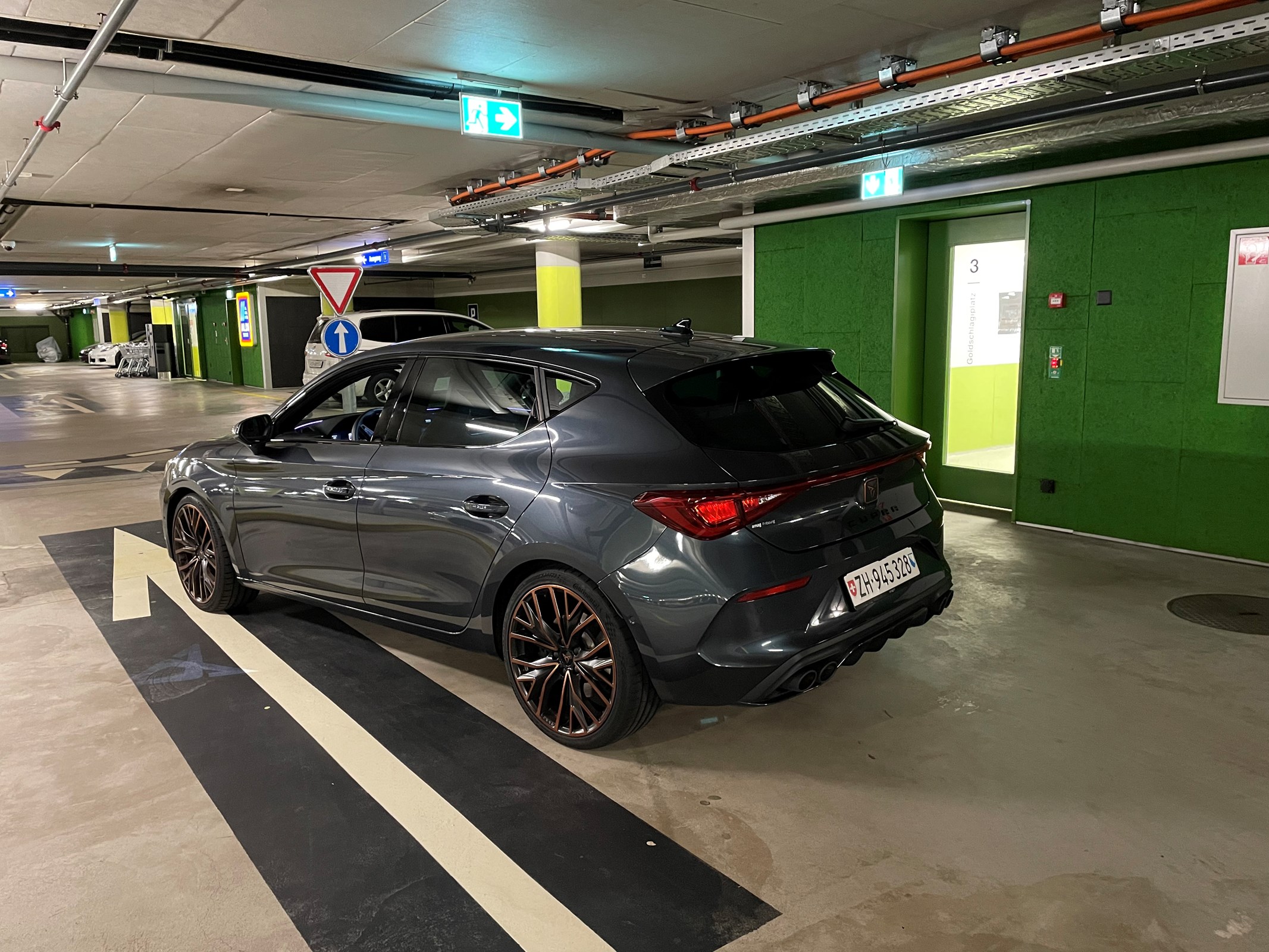 CUPRA LEON 300 (+ Winter Wheels)