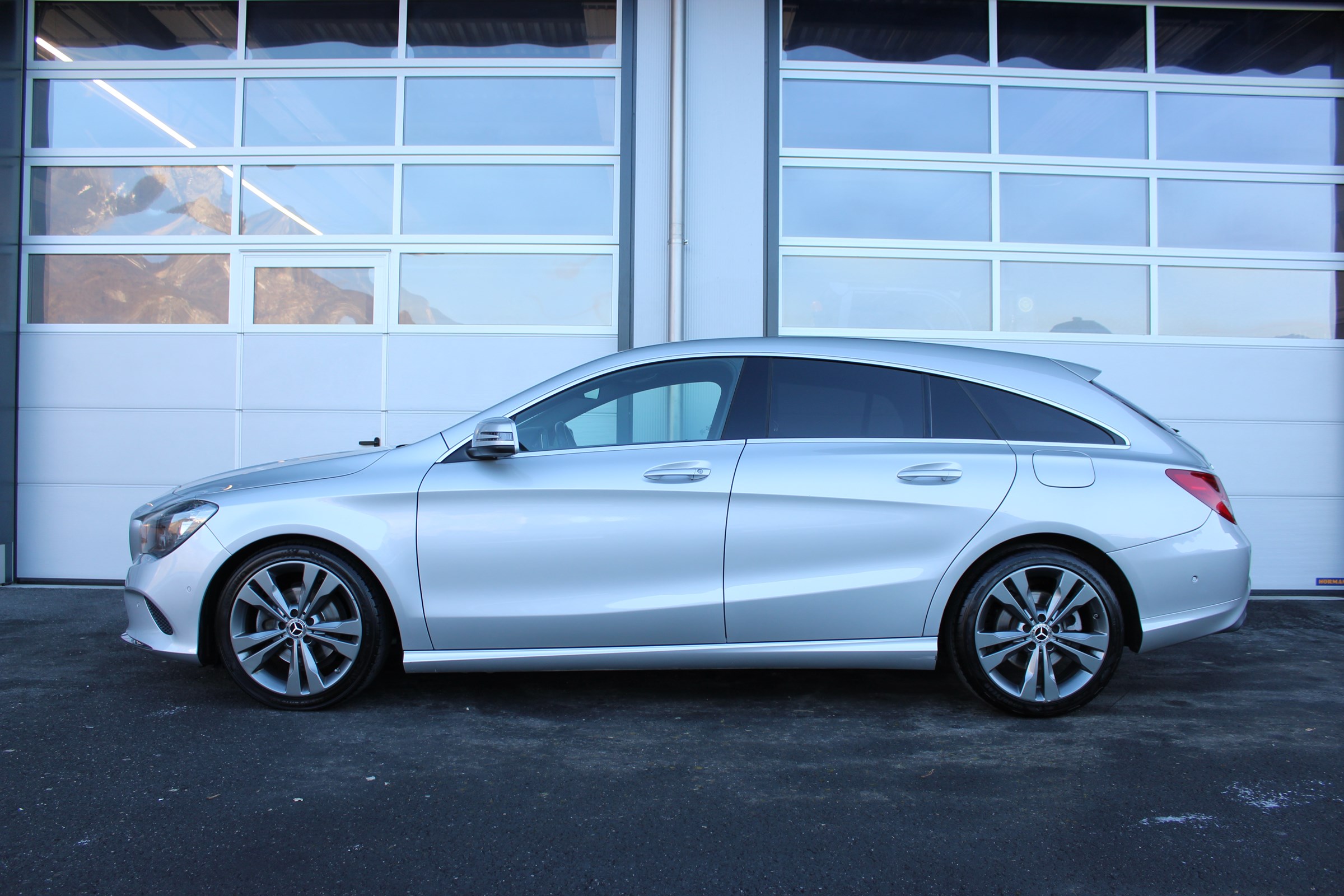 MERCEDES-BENZ CLA Shooting Brake 180