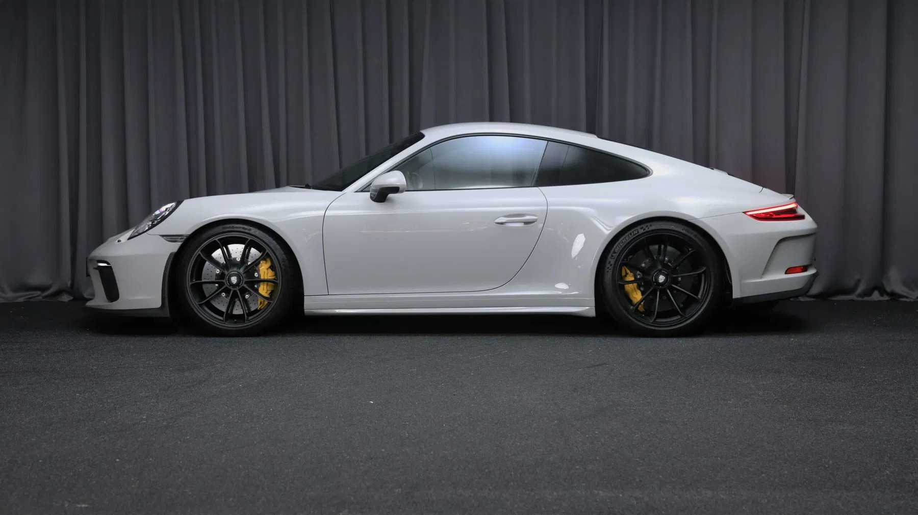 PORSCHE 911 GT3 Touring 4.0