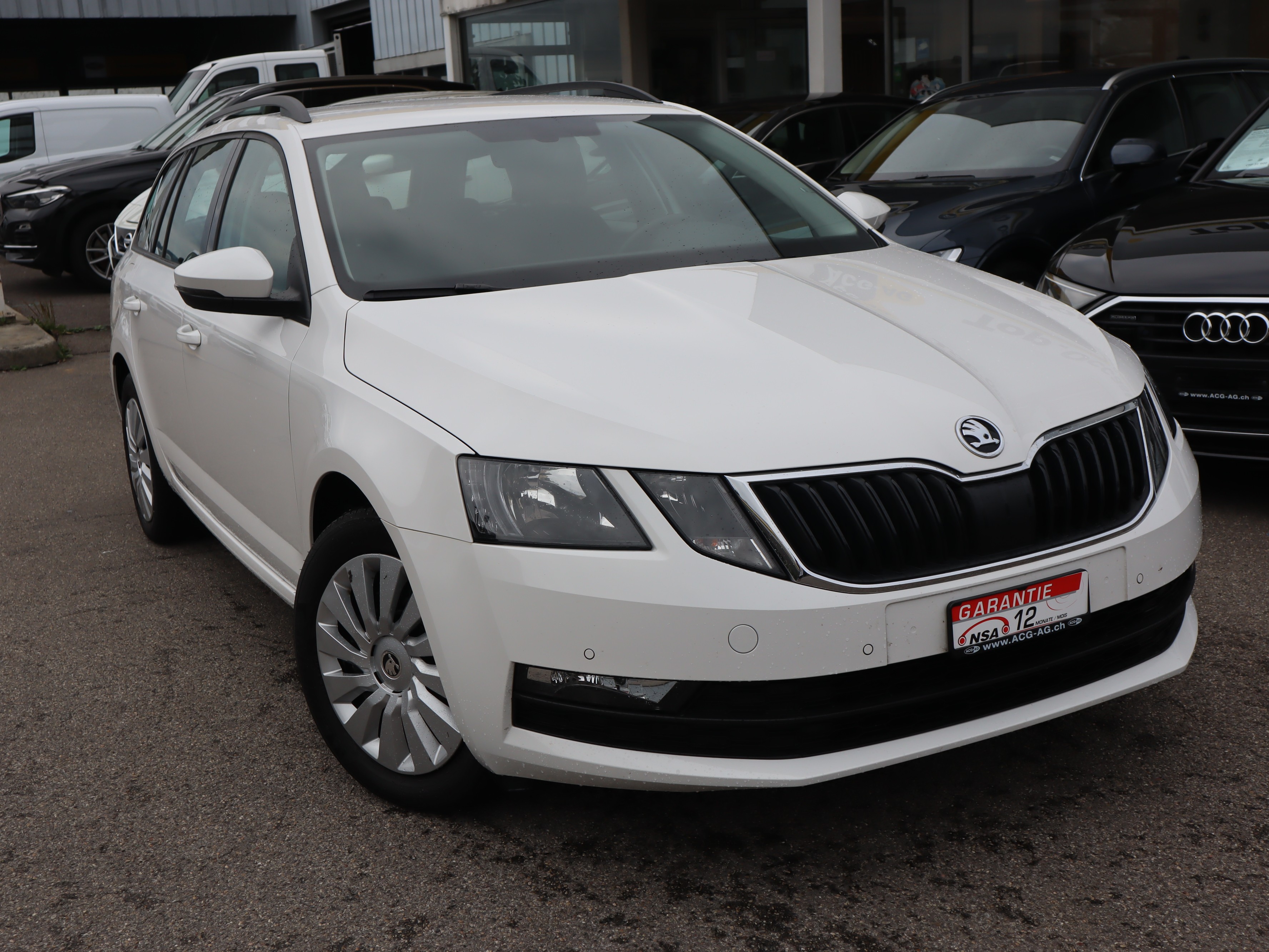 SKODA Octavia Combi 1.6 TDI Ambition DSG ** Navigation ** PDC ** Anhängerkupplung ** Abstandsregelsystem ** Frisch ab MFK **