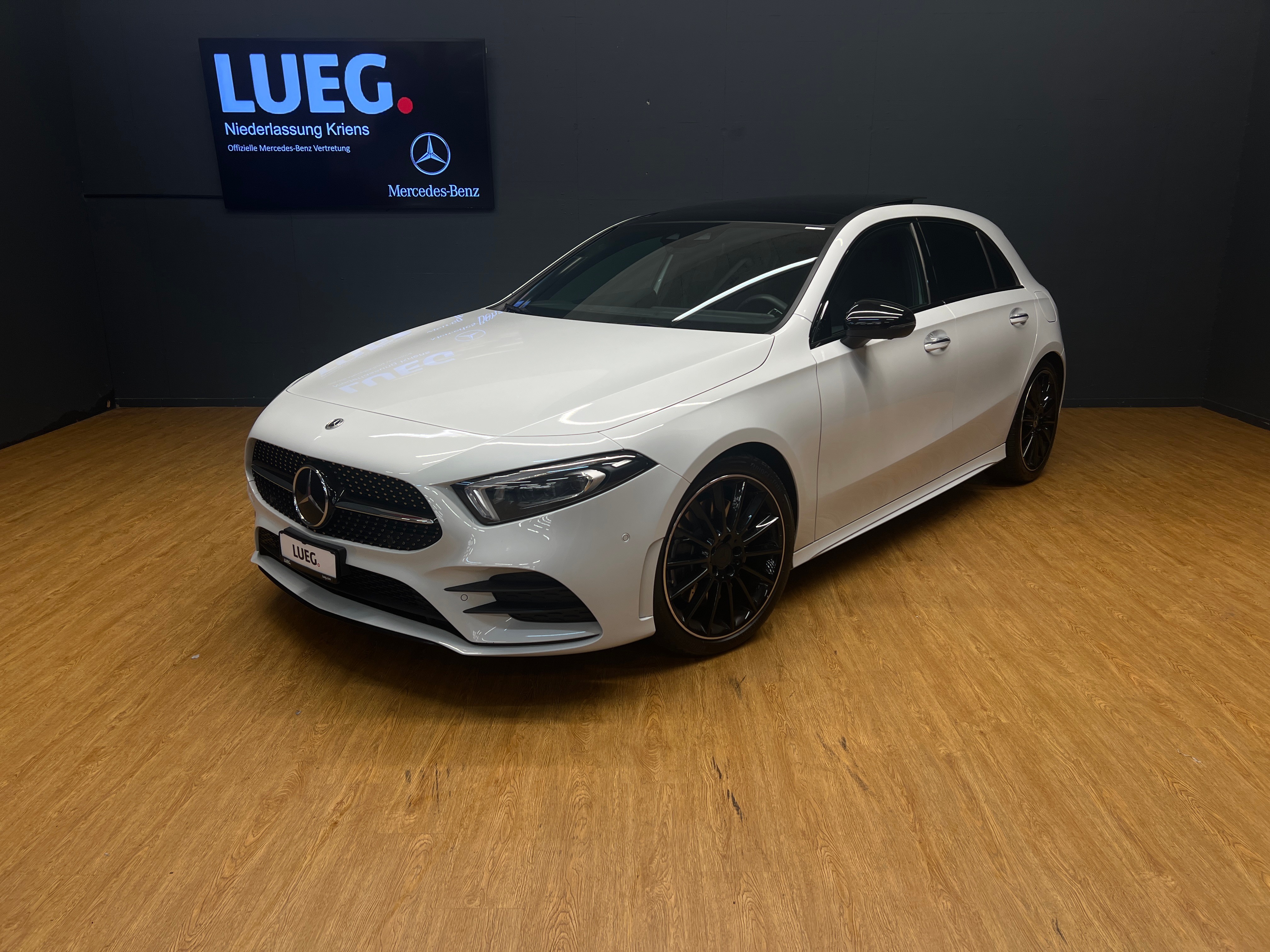 MERCEDES-BENZ A 250 4M - AMG - DISTRONIC / 360 Grad Kamera / Panorama-Dach / Soundsystem