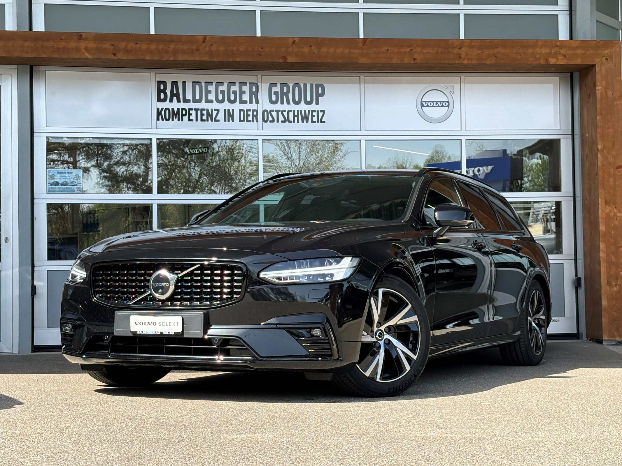 VOLVO V90 2.0 B5 R-Design AWD