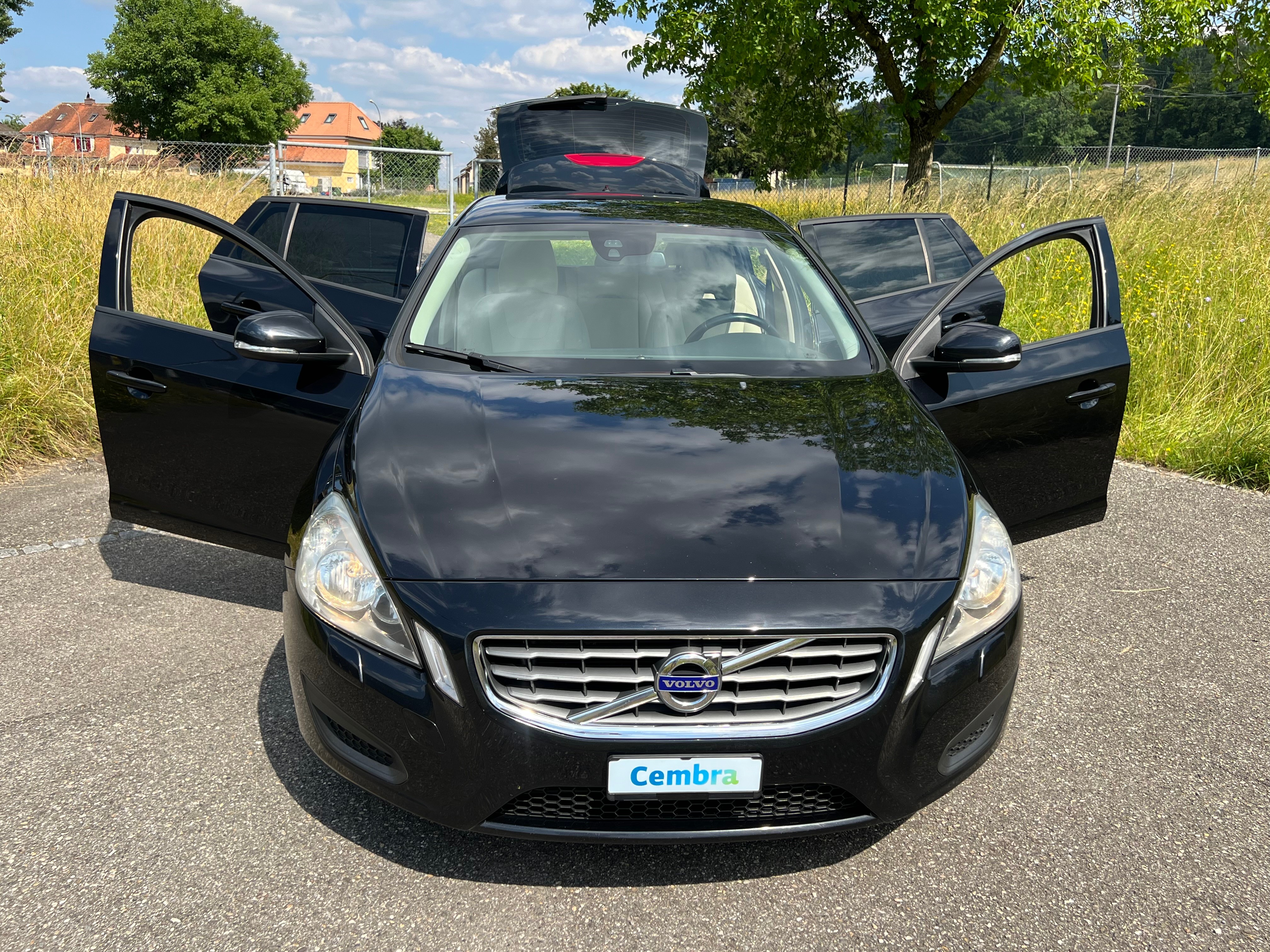 VOLVO V60 D3 KOMBI D3 DIESEL MIT MFK !! AUTOMAT. 4 X NEU BEREIFT. SAUBER + GEPFLEGT !!