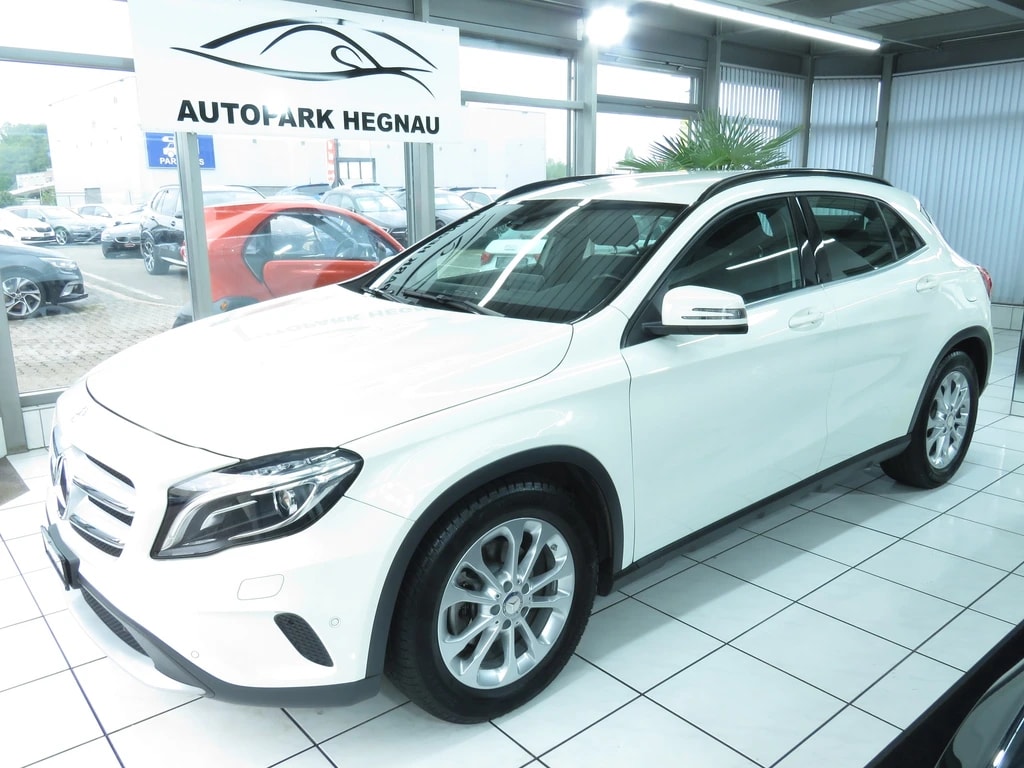 MERCEDES-BENZ GLA 220 d Style 4-Matic 7G-DCT (Automat)