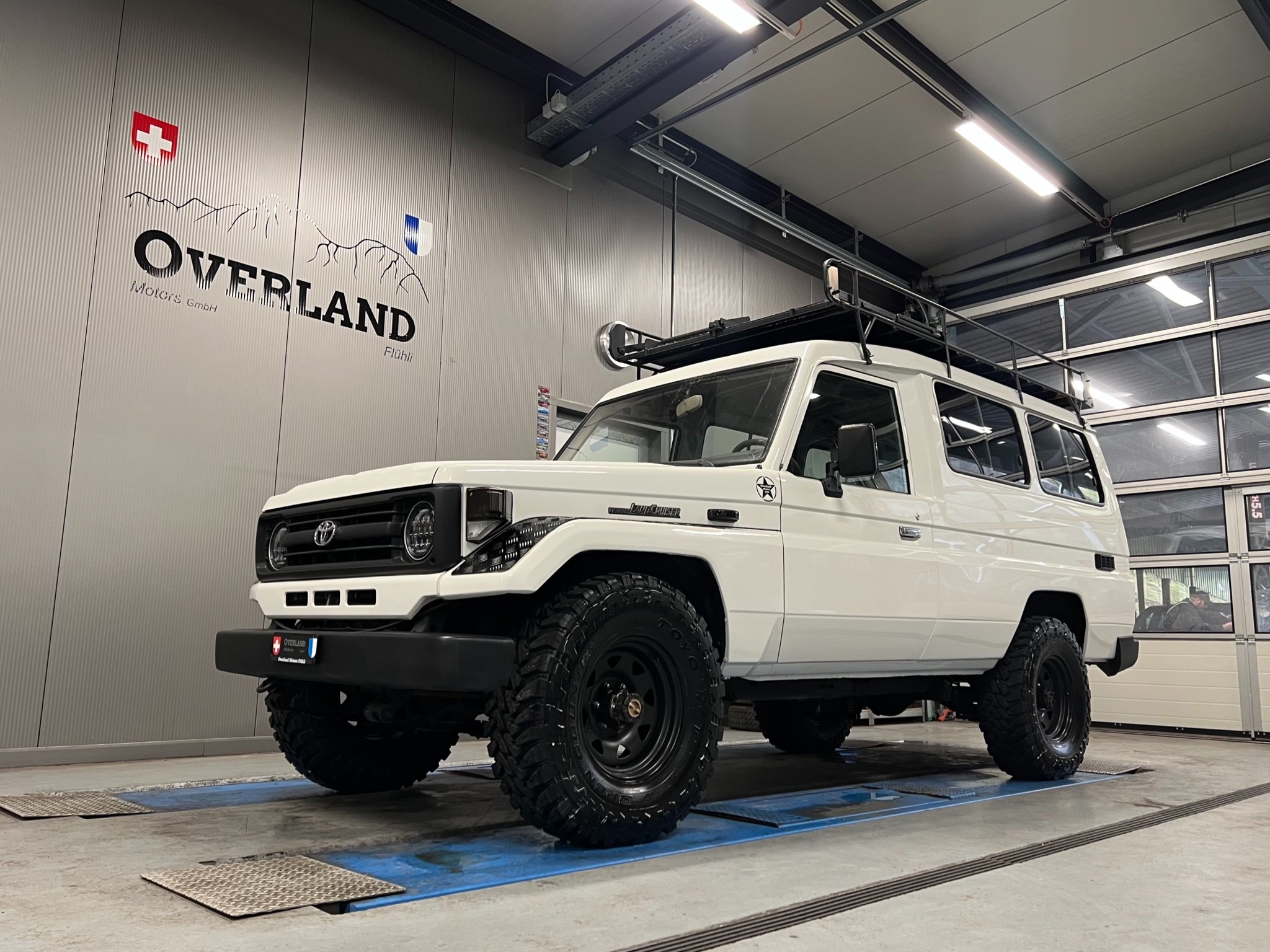 TOYOTA Land Cruiser 400 Hdt Long 4.2D