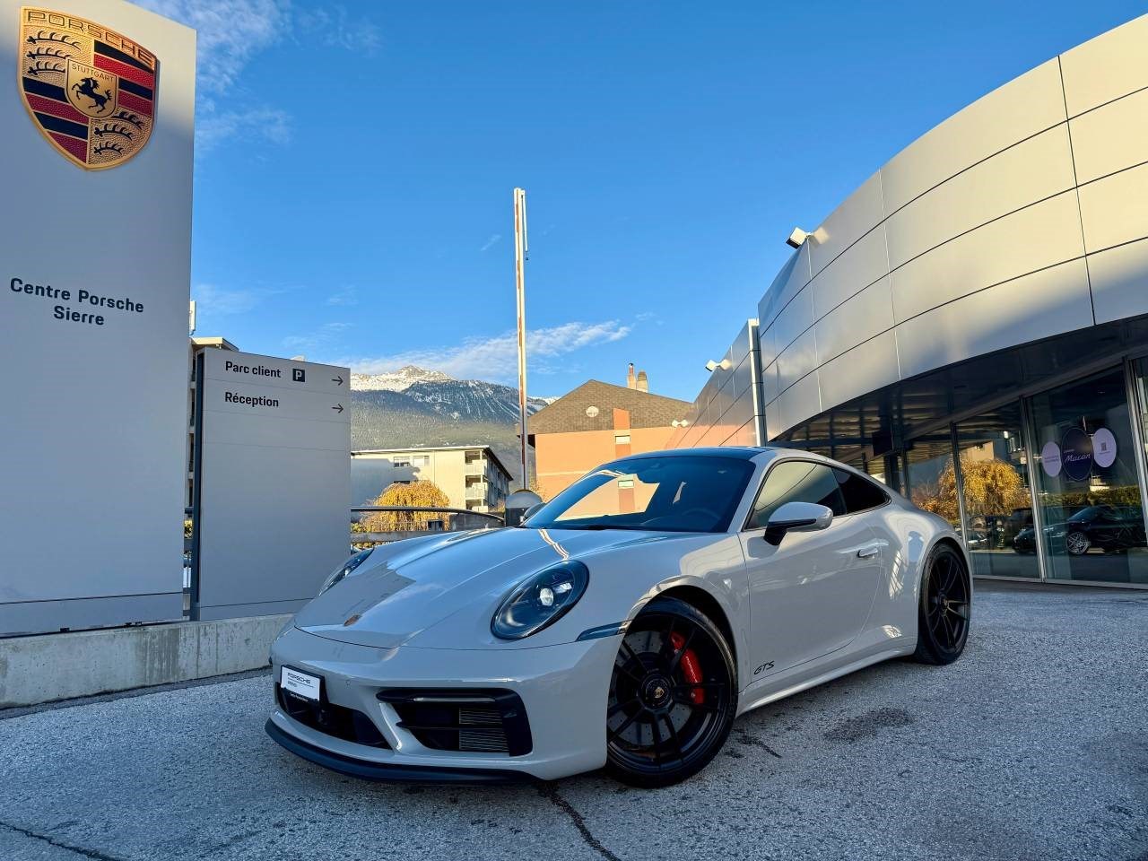 PORSCHE 911 Carrera 4 GTS