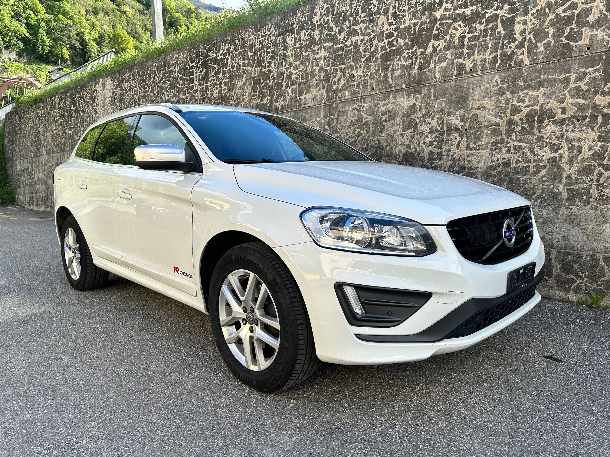 VOLVO XC60 D4 AWD Momentum R-Design Geartronic