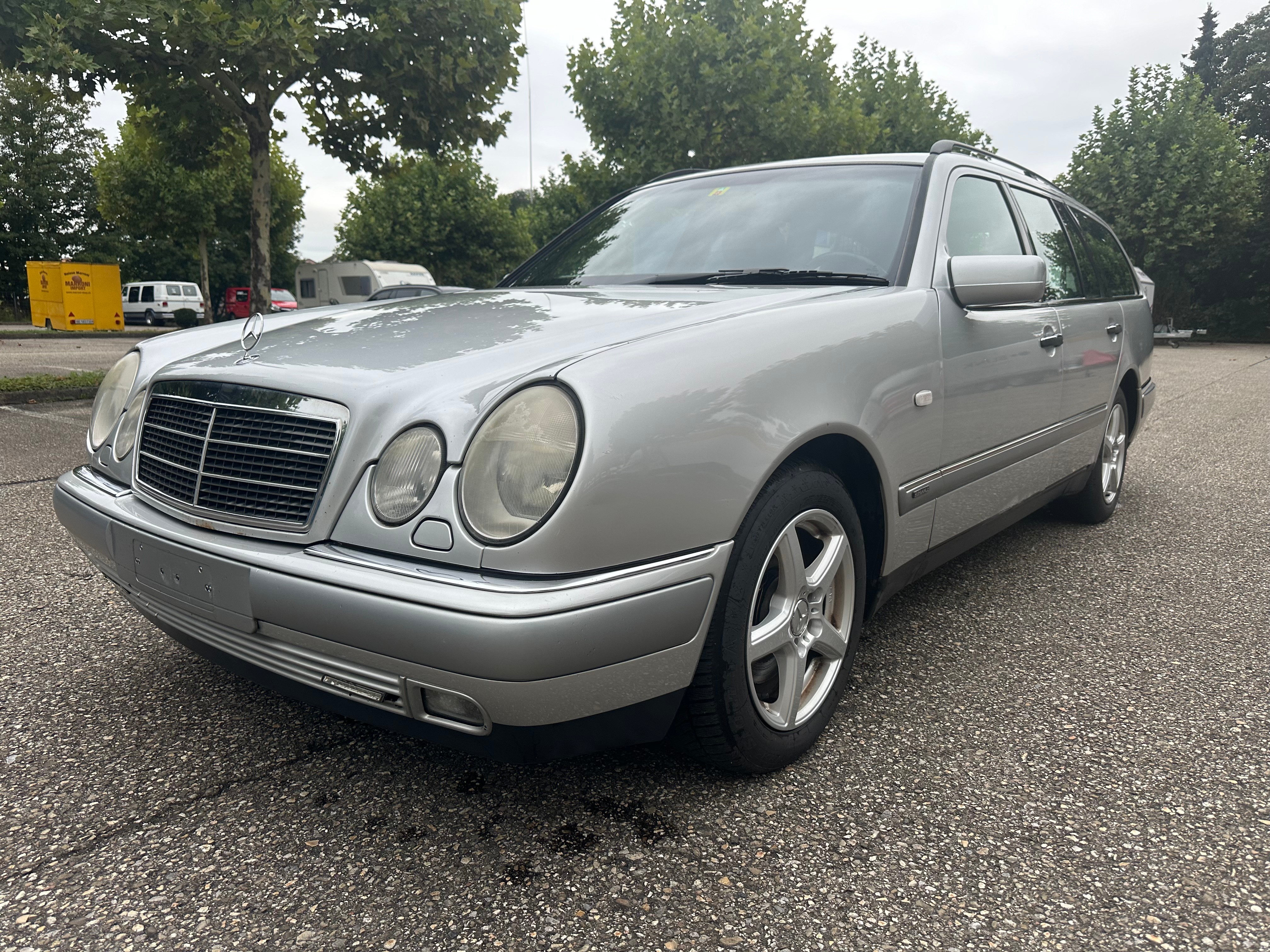 MERCEDES-BENZ E 300 TD Elégance Automatic