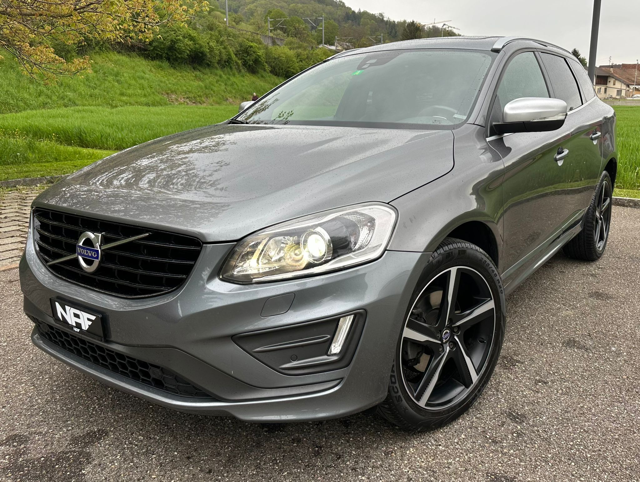 VOLVO XC60 T5 AWD Momentum R-Design Geartronic