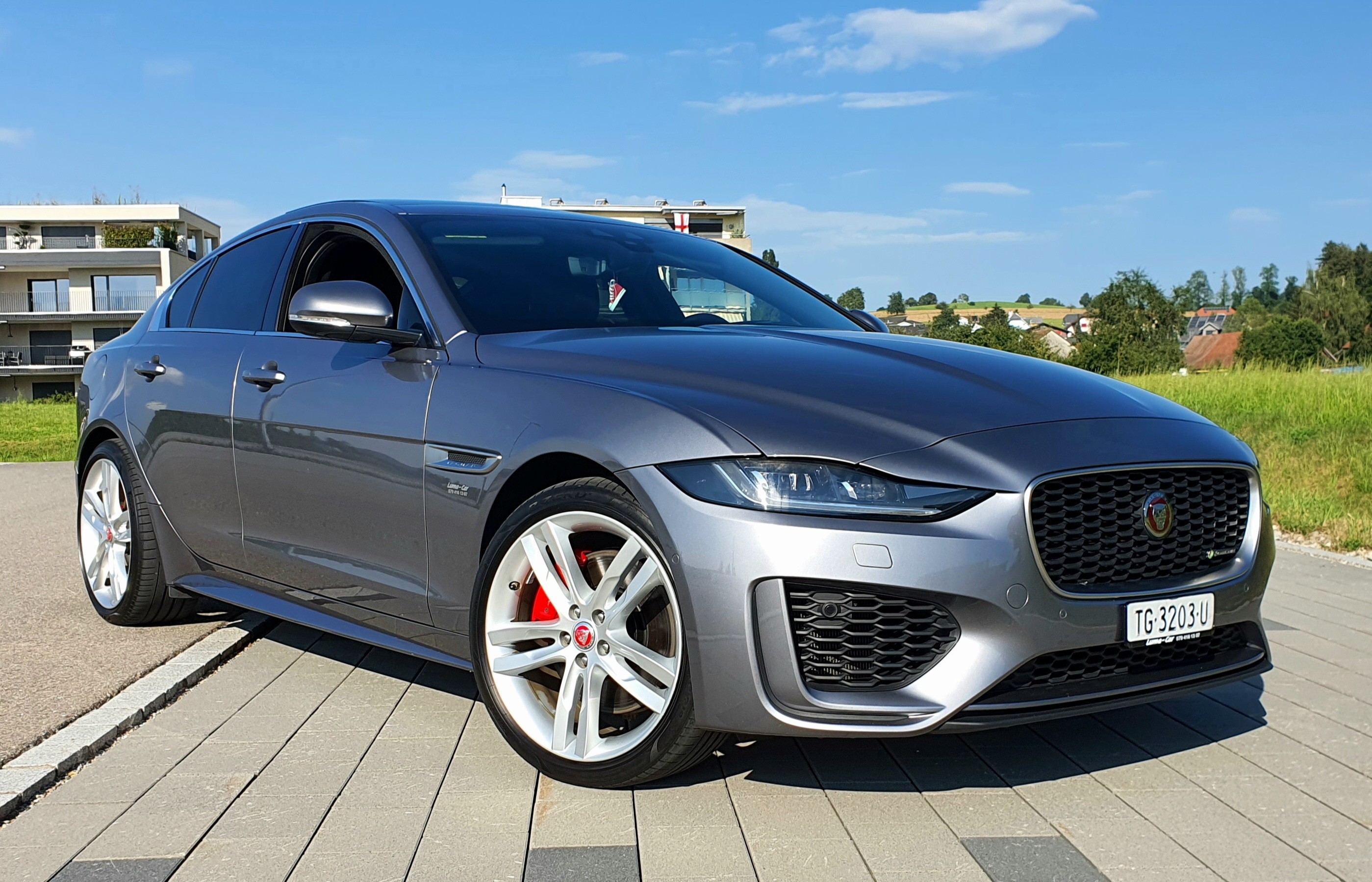 JAGUAR XE 2.0 R-Dynamic SE P300 AWD Automat / 300 PS und 400 Nm