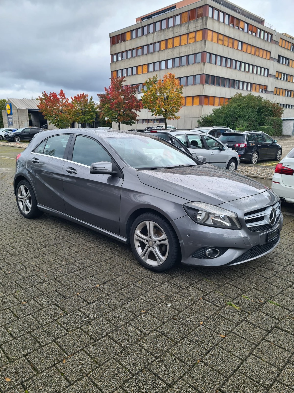 MERCEDES-BENZ A 180