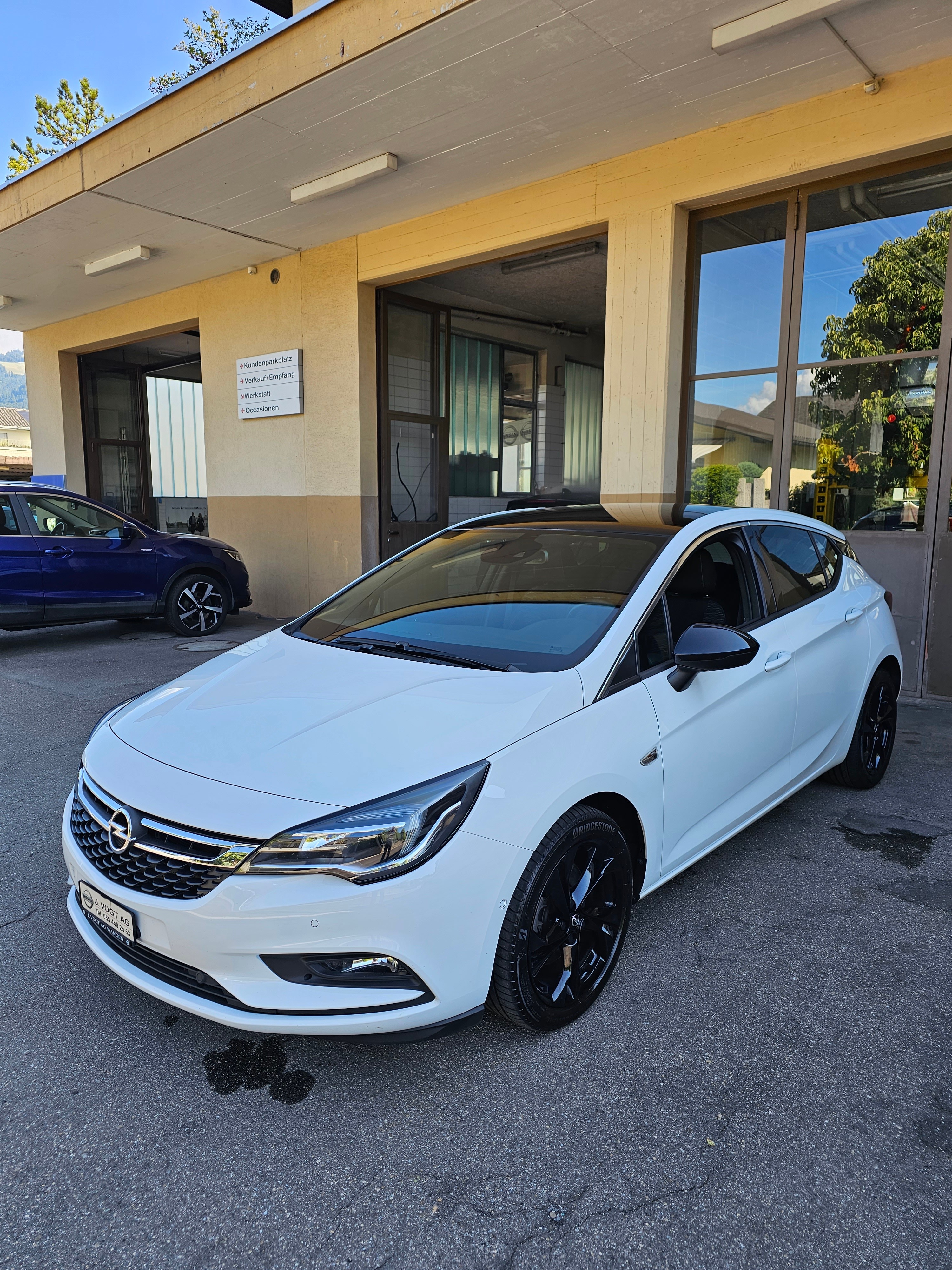 OPEL Astra 1.6i Turbo Black Edition Automatic