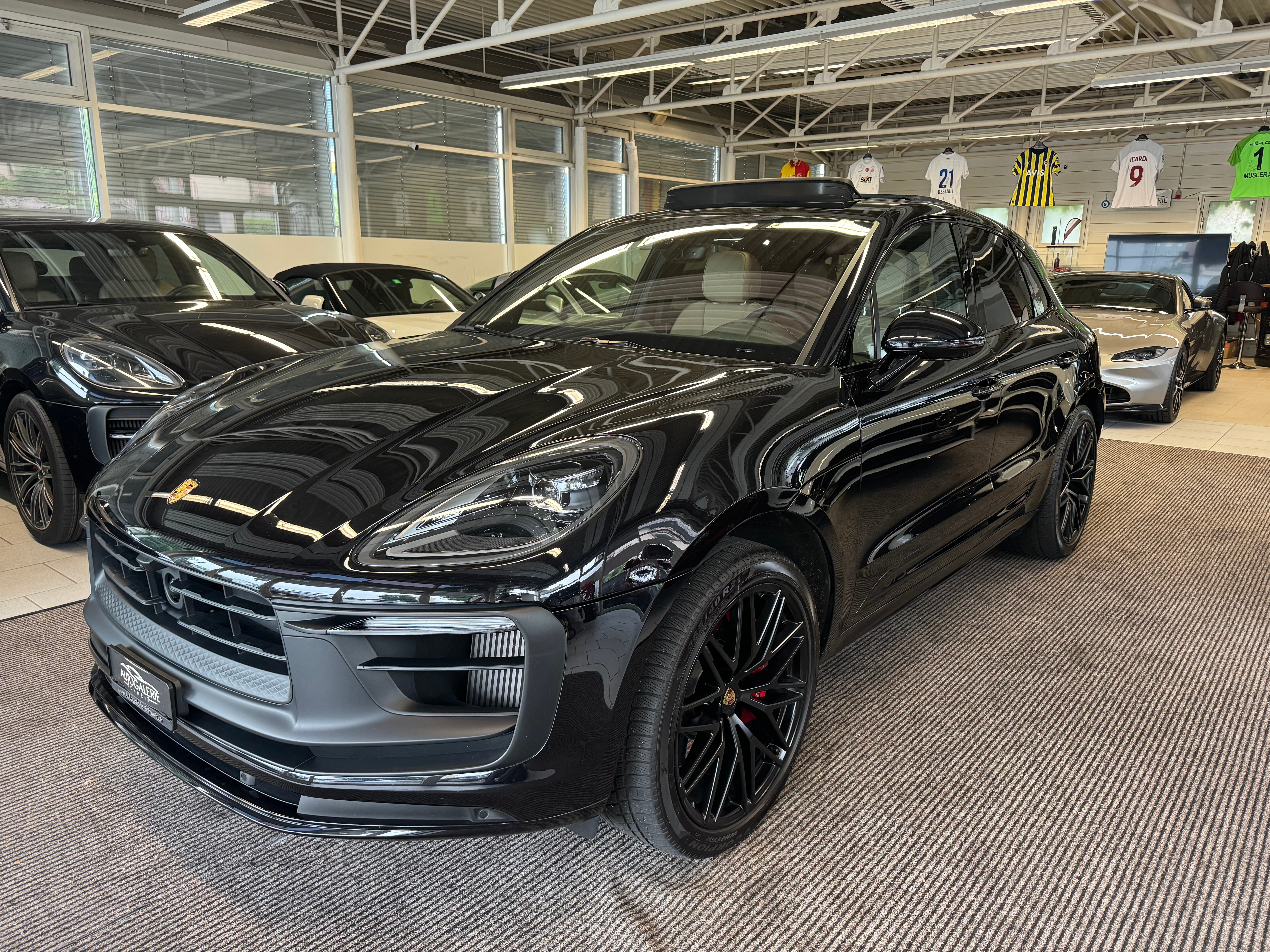 PORSCHE Macan GTS PDK | CH Fahrzeug | Garantie 09/2026 | ALL BLACK | Leder Beige | Pano |