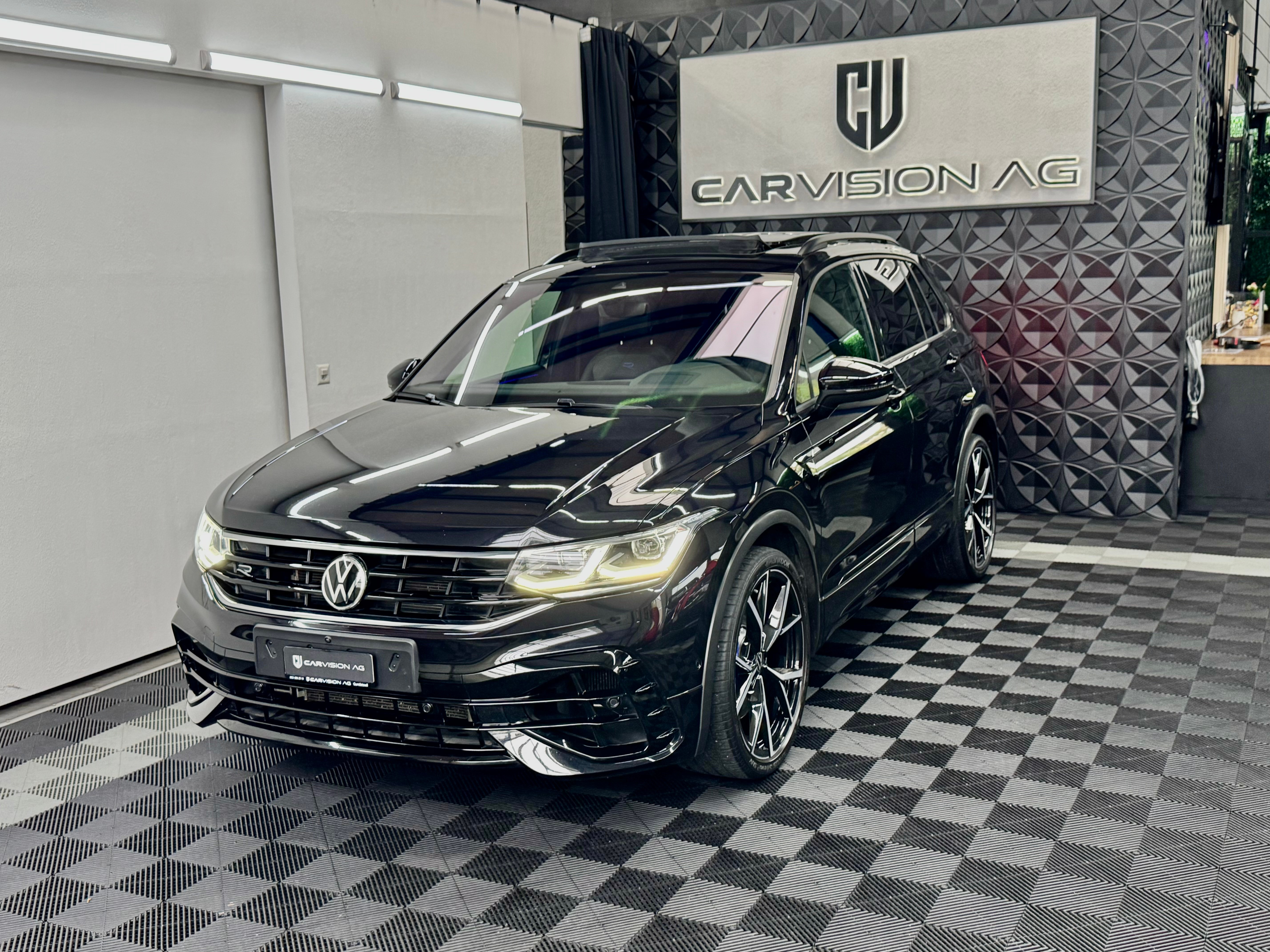 VW Tiguan 2.0TSI R 4Motion DSG * AKRAPOVIC *