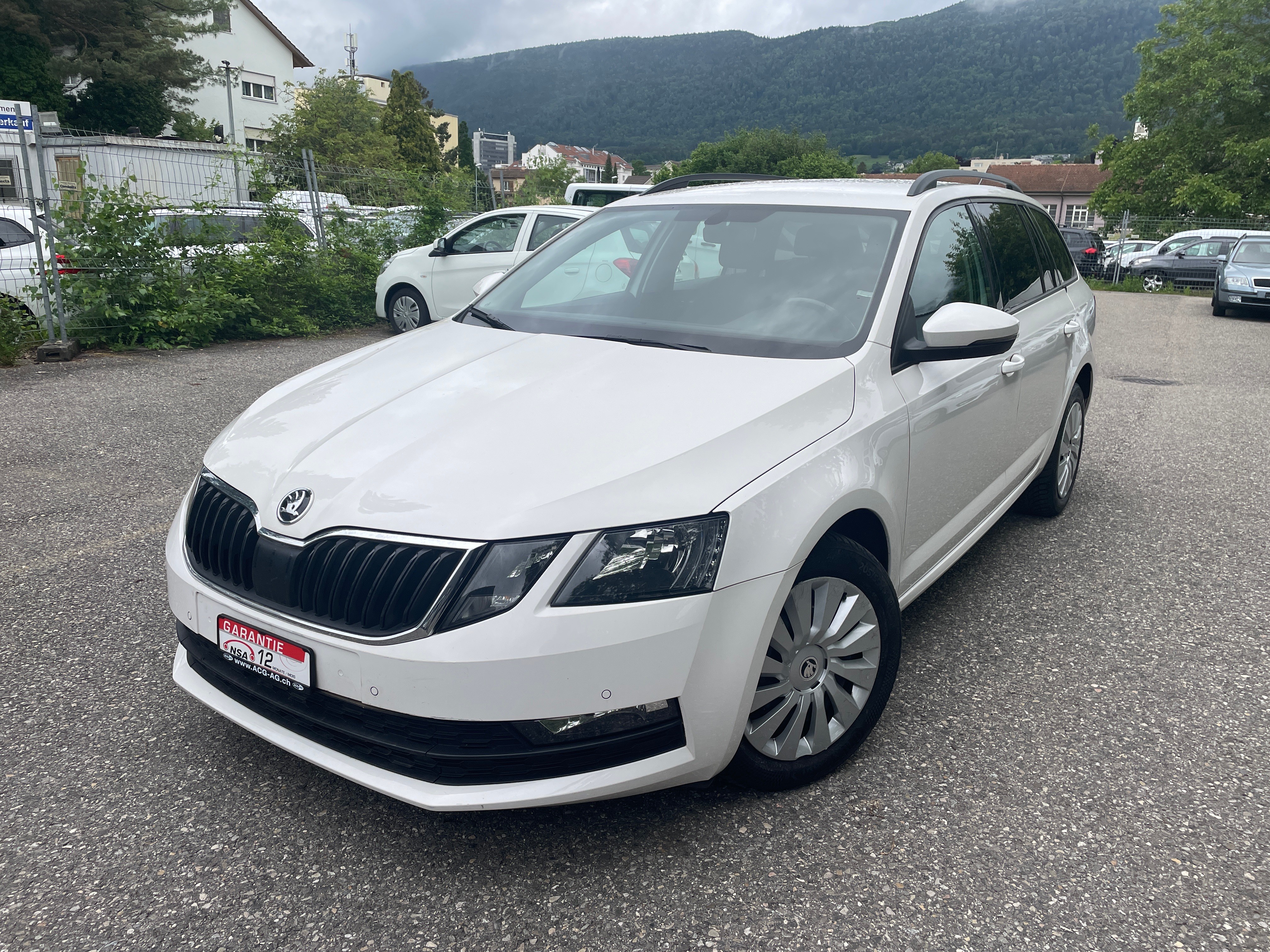 SKODA Octavia Combi 1.6 TDI Ambition DSG ** Gr. Navi ** Klima-auto ** PDC V&H ** Tempomat ** Ab MFK