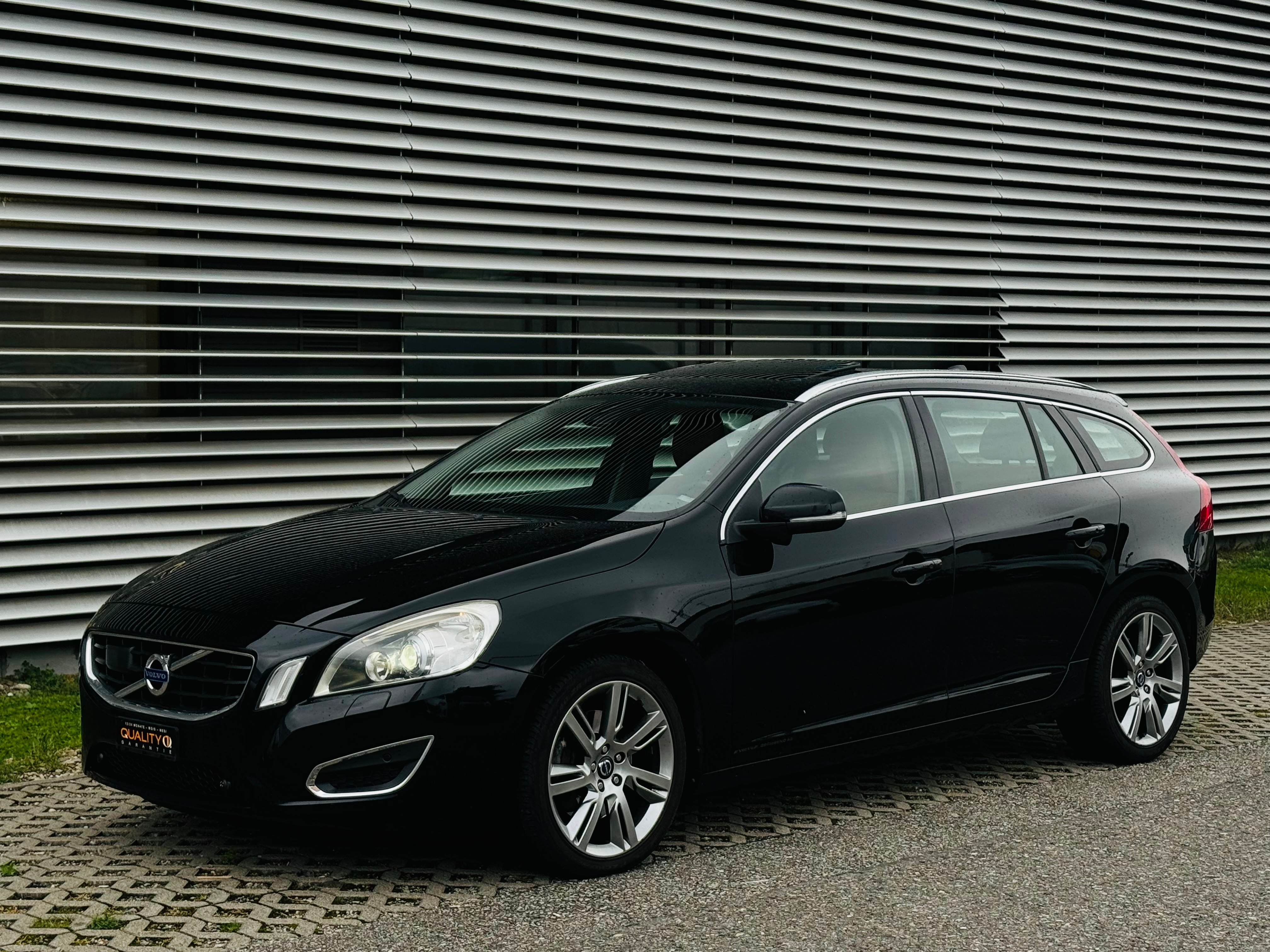 VOLVO V60 D5 AWD Summum Geartronic