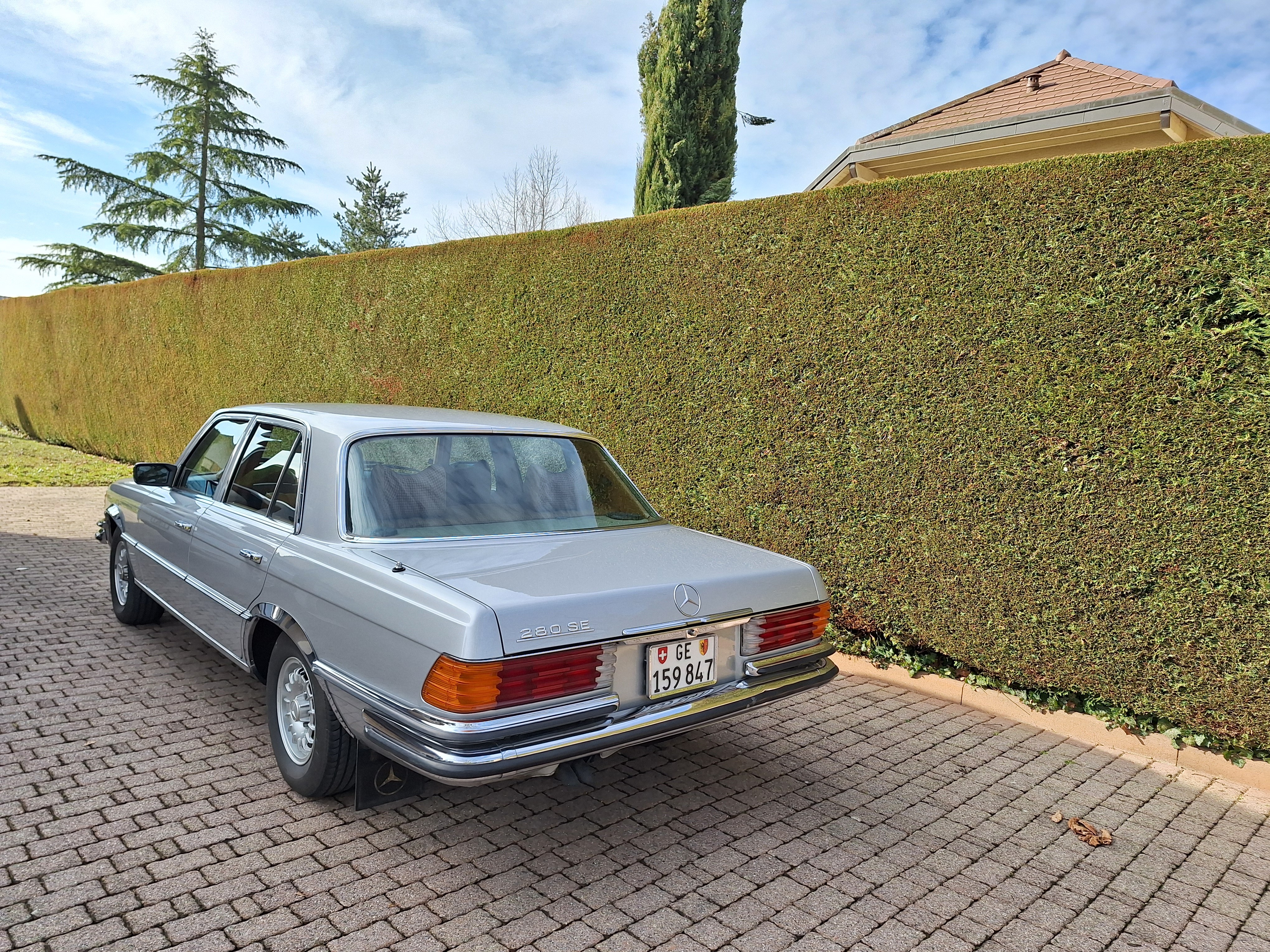 MERCEDES-BENZ 280 SE, PEINTURE NEUVE