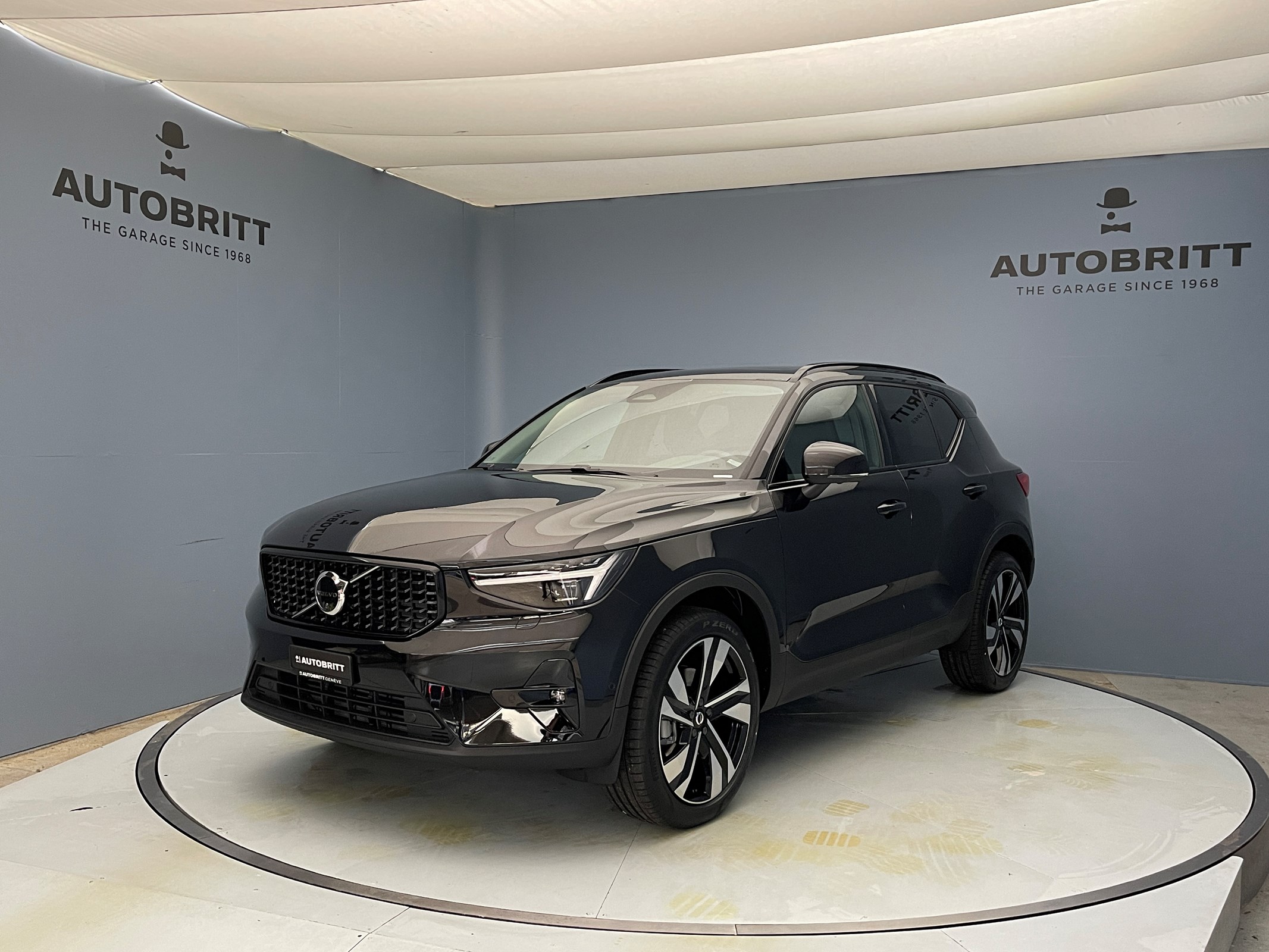 VOLVO XC40 2.0 B3 MH Plus Dark