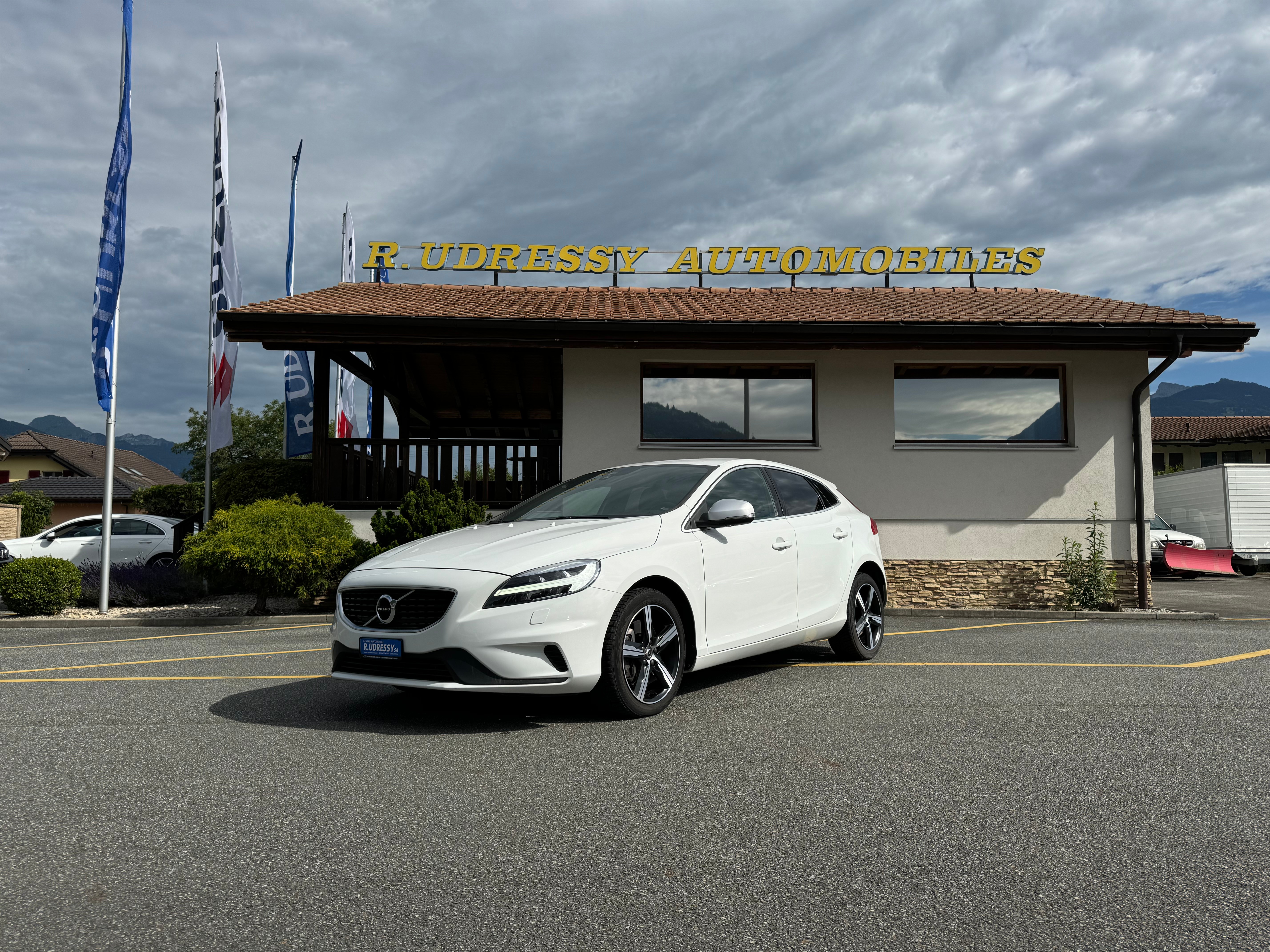 VOLVO V40 T2 Momentum R-Design