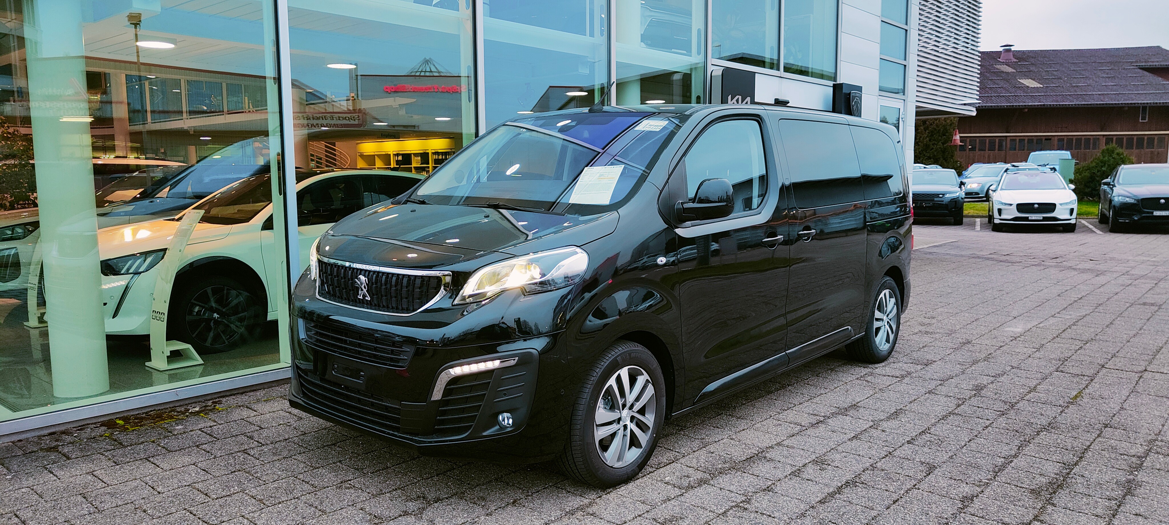 PEUGEOT Traveller 2.0 BlueHDi Business VIP Standard EAT8