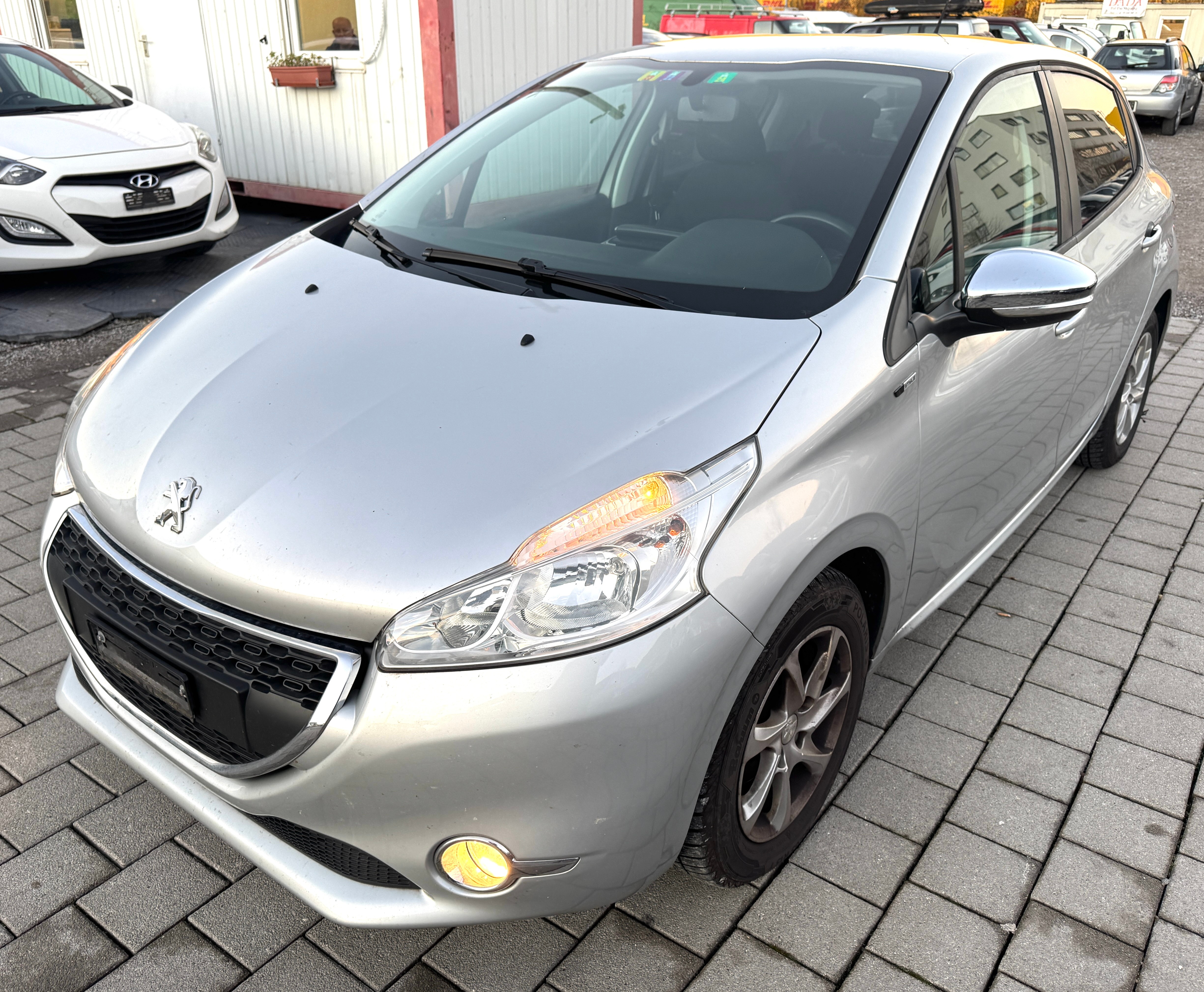 PEUGEOT 208 1.2 VTI Style (Klima * Multilenkrad * BO5)