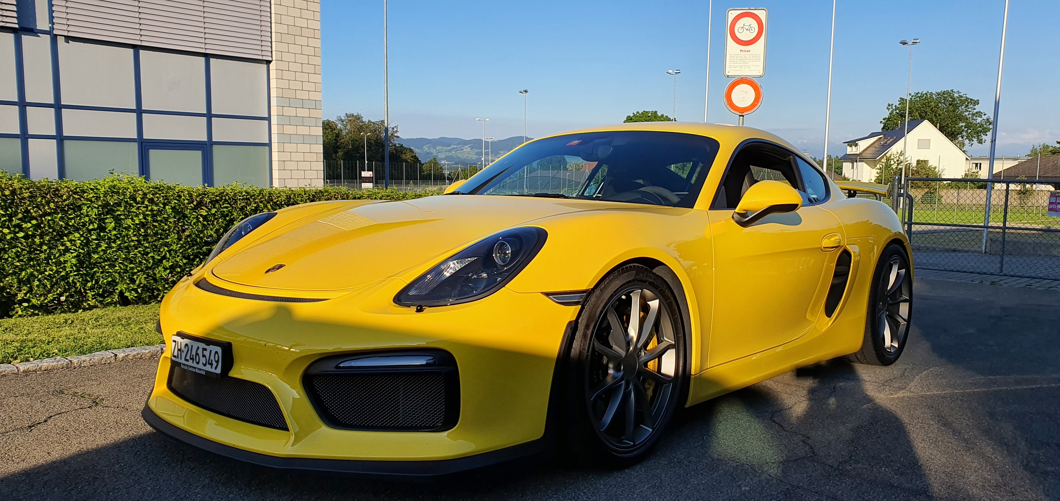 PORSCHE Cayman GT4