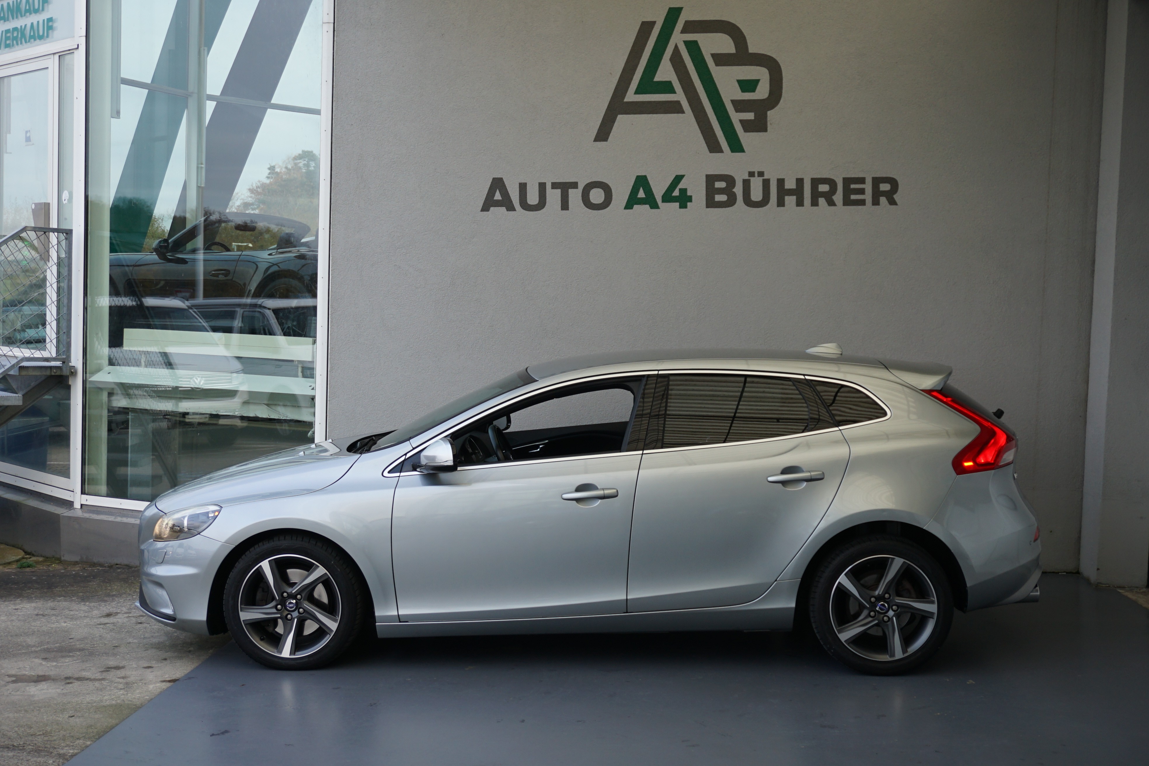 VOLVO V40 D3 Momentum R-Design