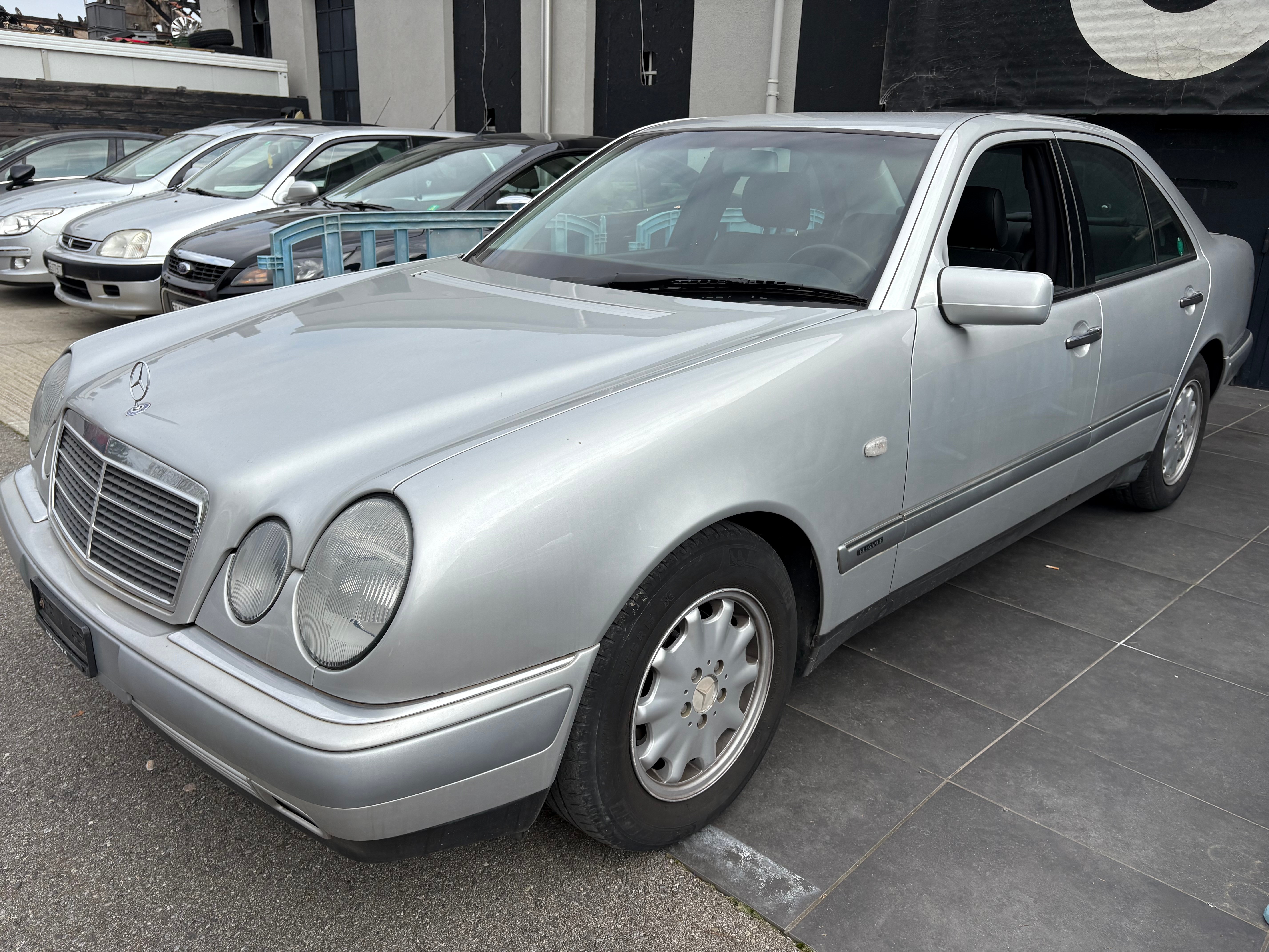 MERCEDES-BENZ E 240