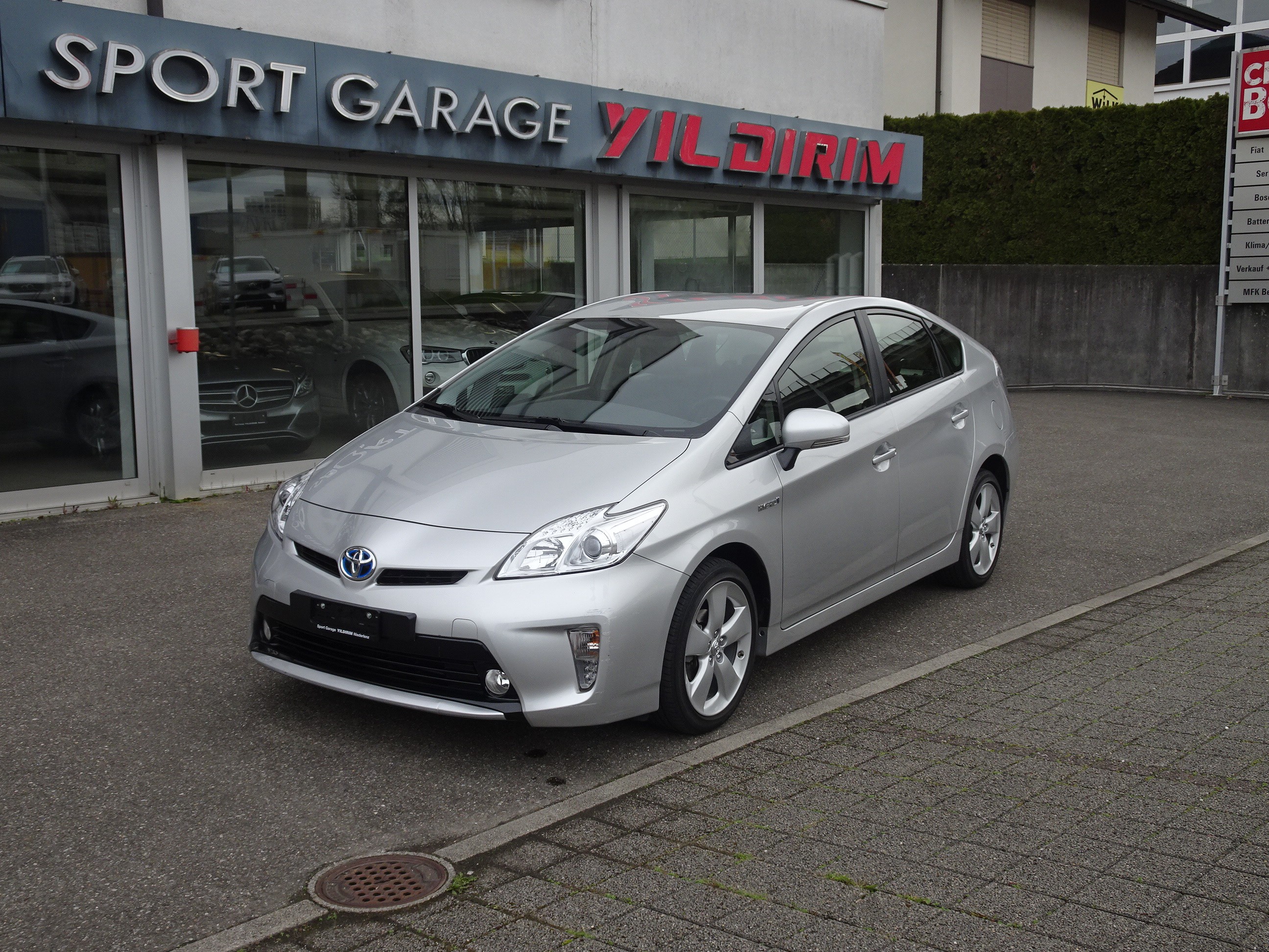 TOYOTA Prius 1.8 16V HSD Sol Premium