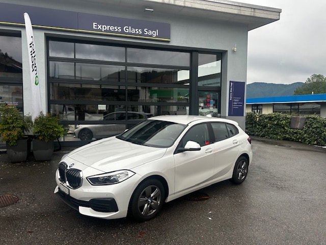 BMW 118i Essential Edition Steptronic