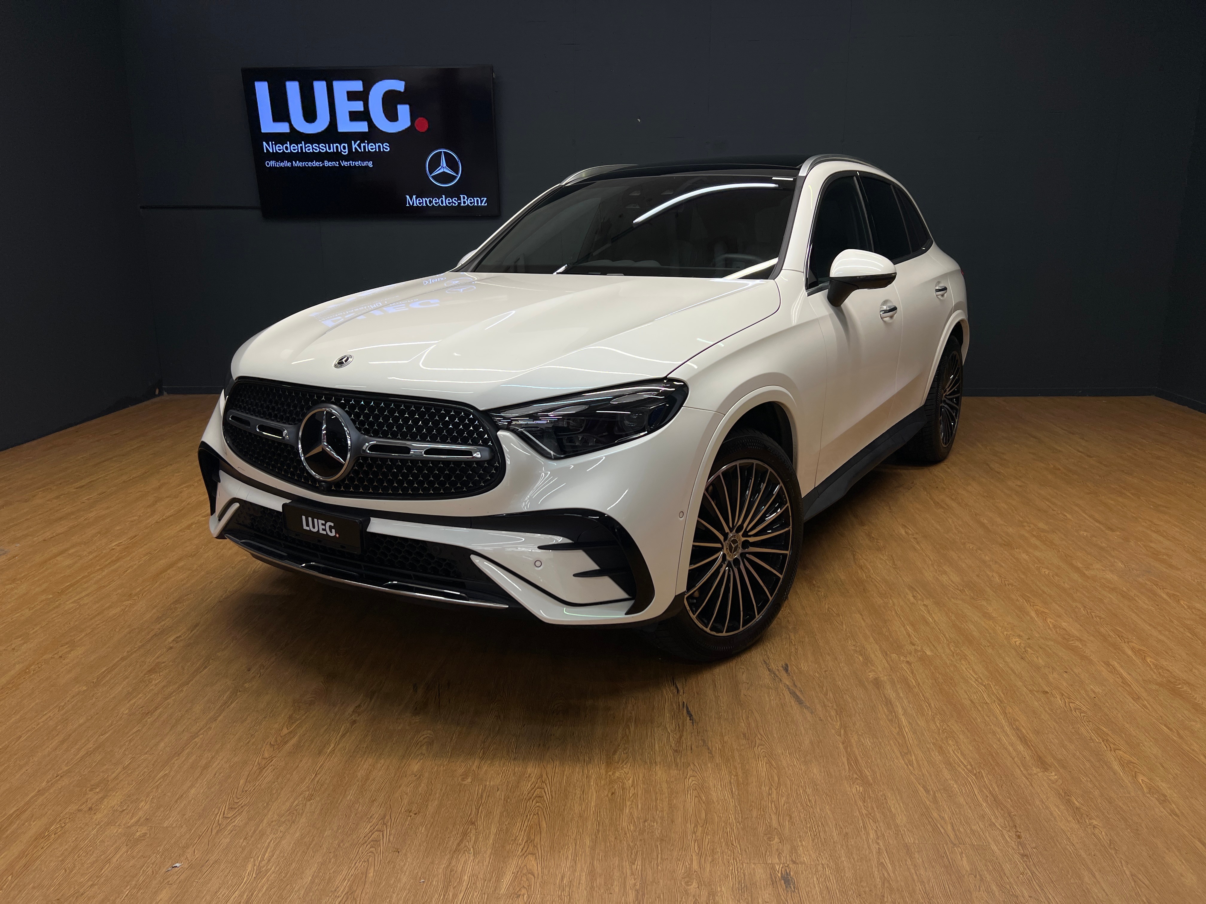 MERCEDES-BENZ GLC 300 4M - AMG - 360 Grad Kamera / AIRMATIC / Panorama-Dach