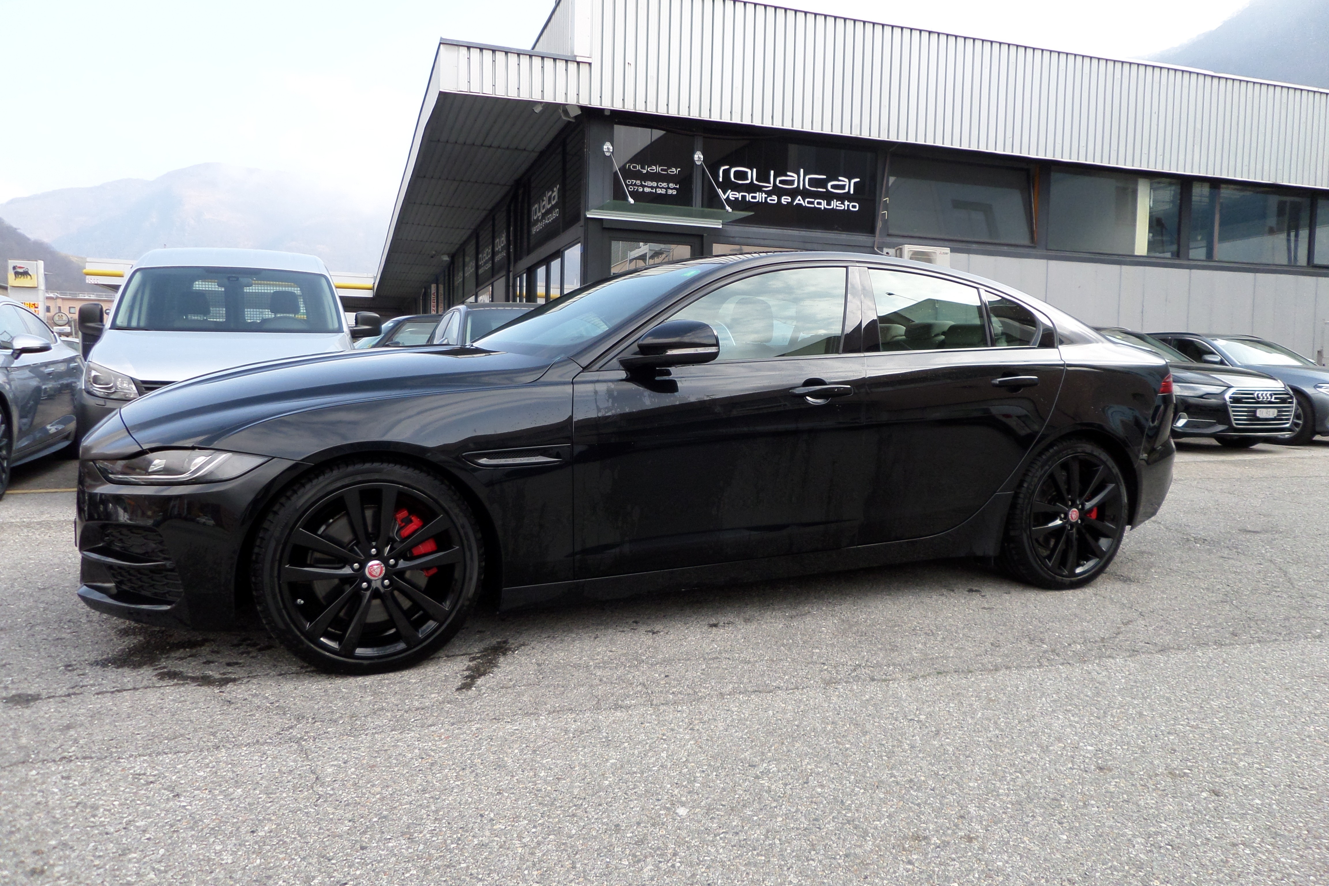 JAGUAR XE 2.0d R-Dynamic Black 204 RWD Automat