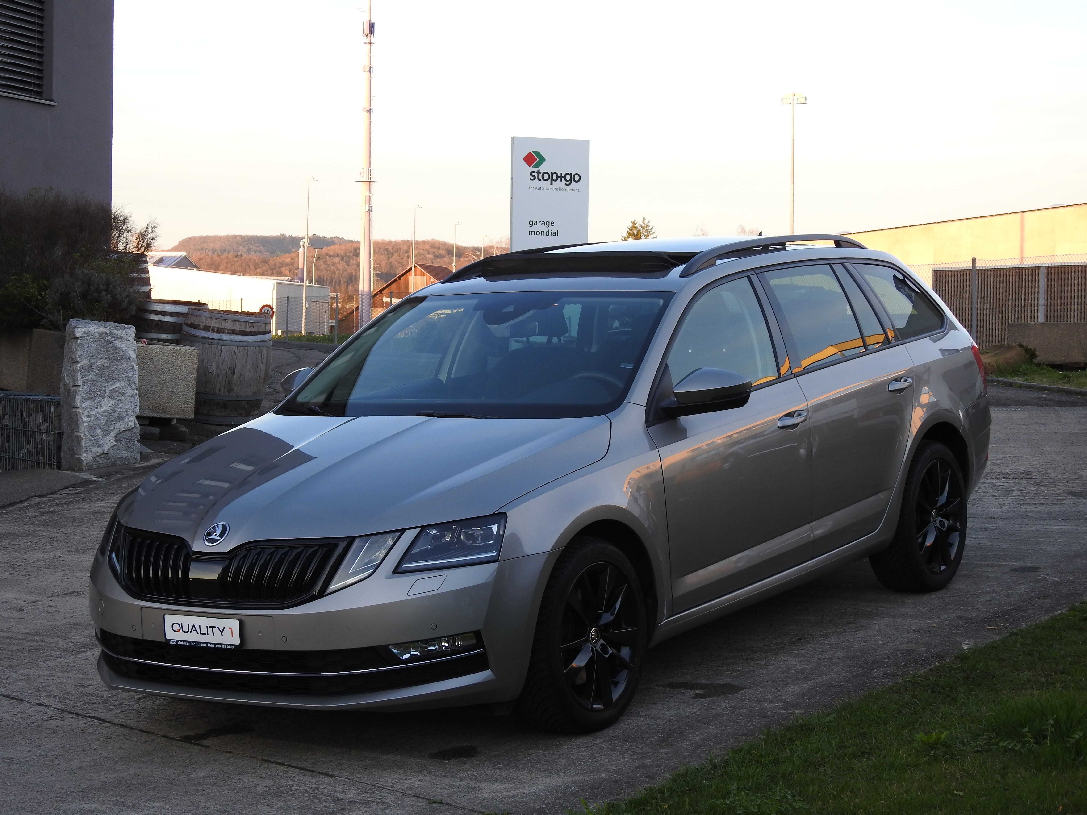 SKODA Octavia Combi 1.8 TSI Style 4x4 DSG, voller Ausstatung, Sitzheizung vo+hi, Panorama, 4X4, AHK, Keyless Stop&Go, 8 fa. Gara