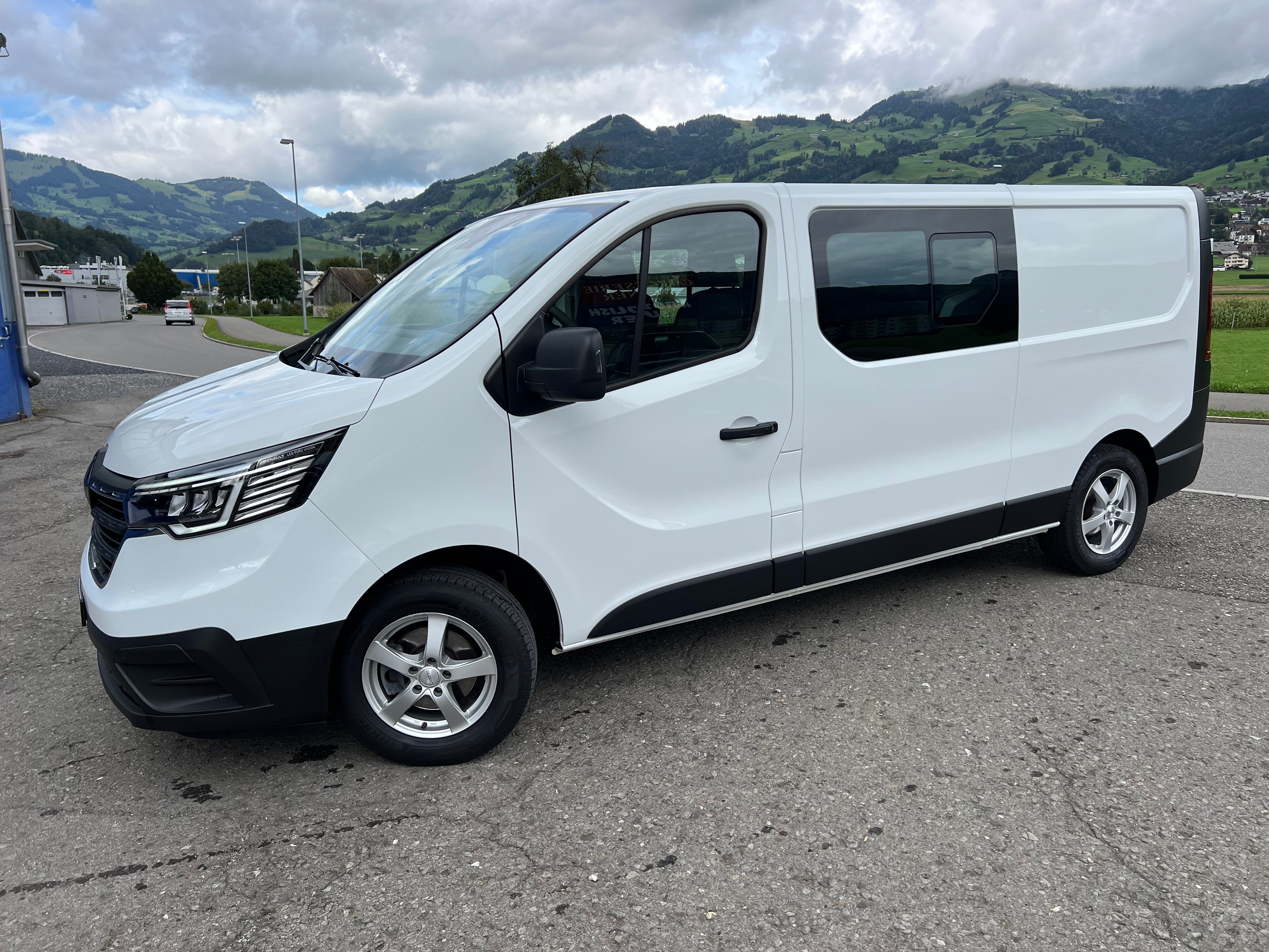 RENAULT Trafic Blue dCi 150 Automatik * Navigation * 5 Sitze * AHK 1630 kg.