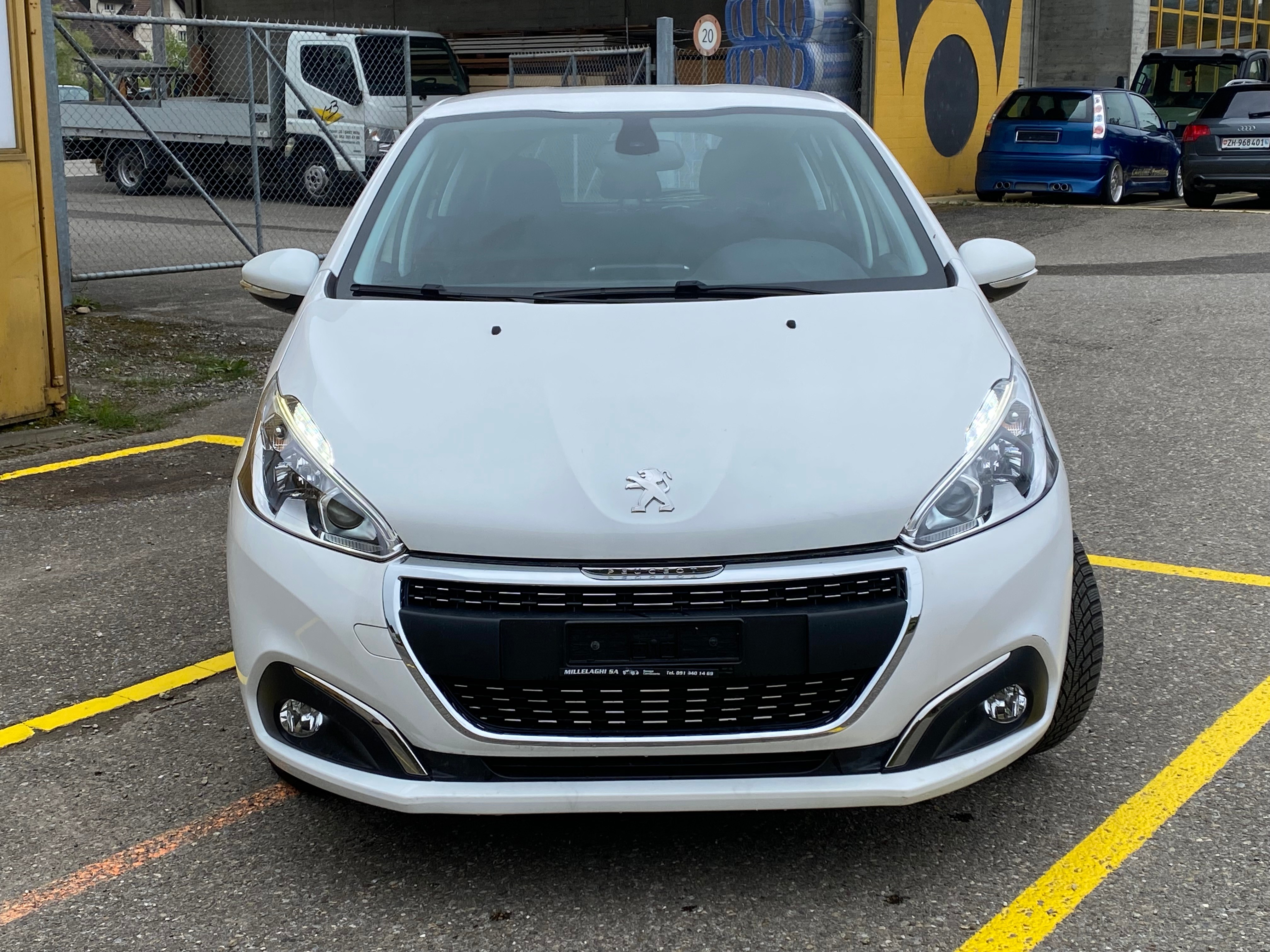 PEUGEOT 208 1.2 PureTech Signature