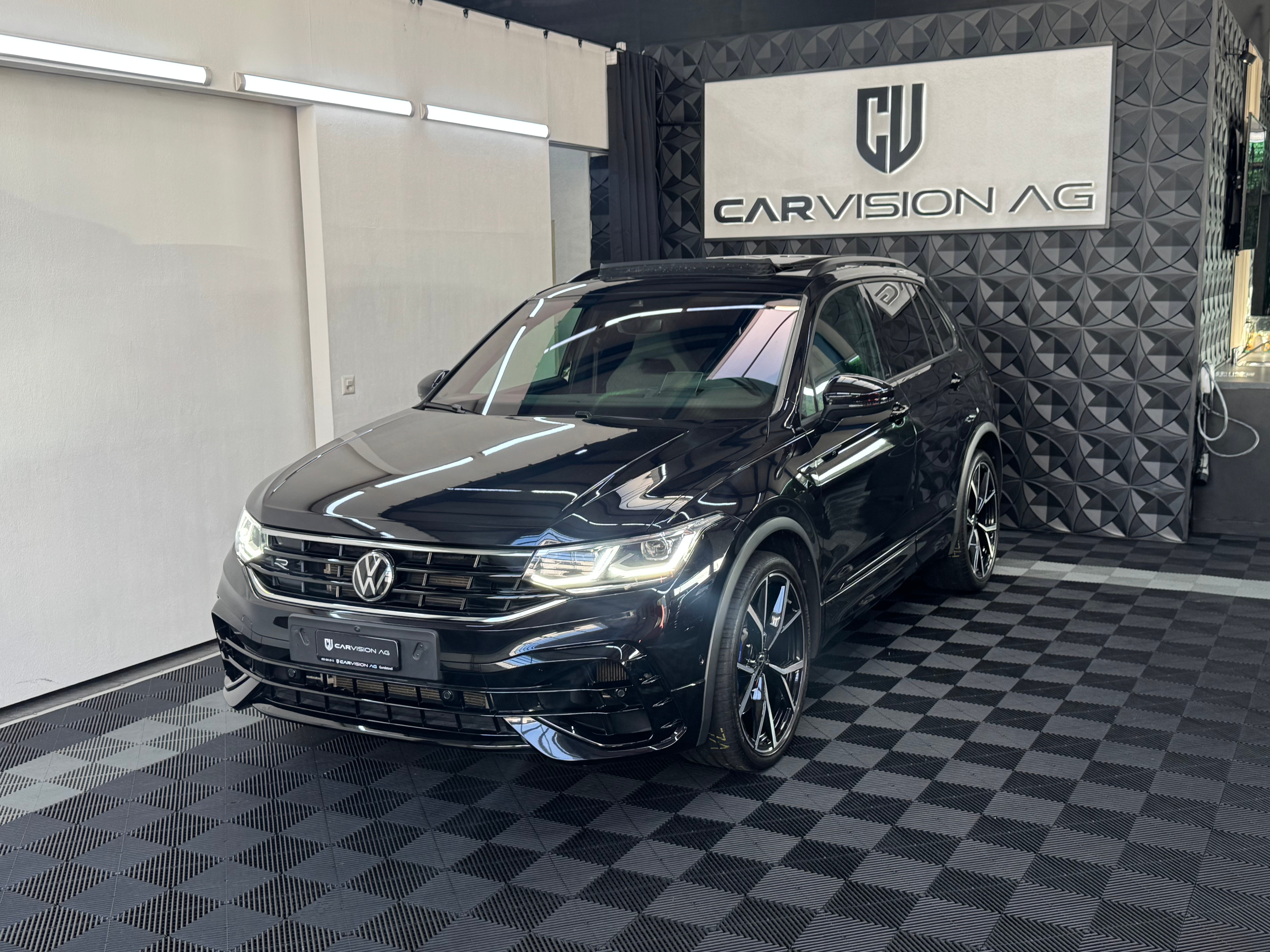 VW Tiguan 2.0TSI R 4Motion DSG * AKRAPOVIC *