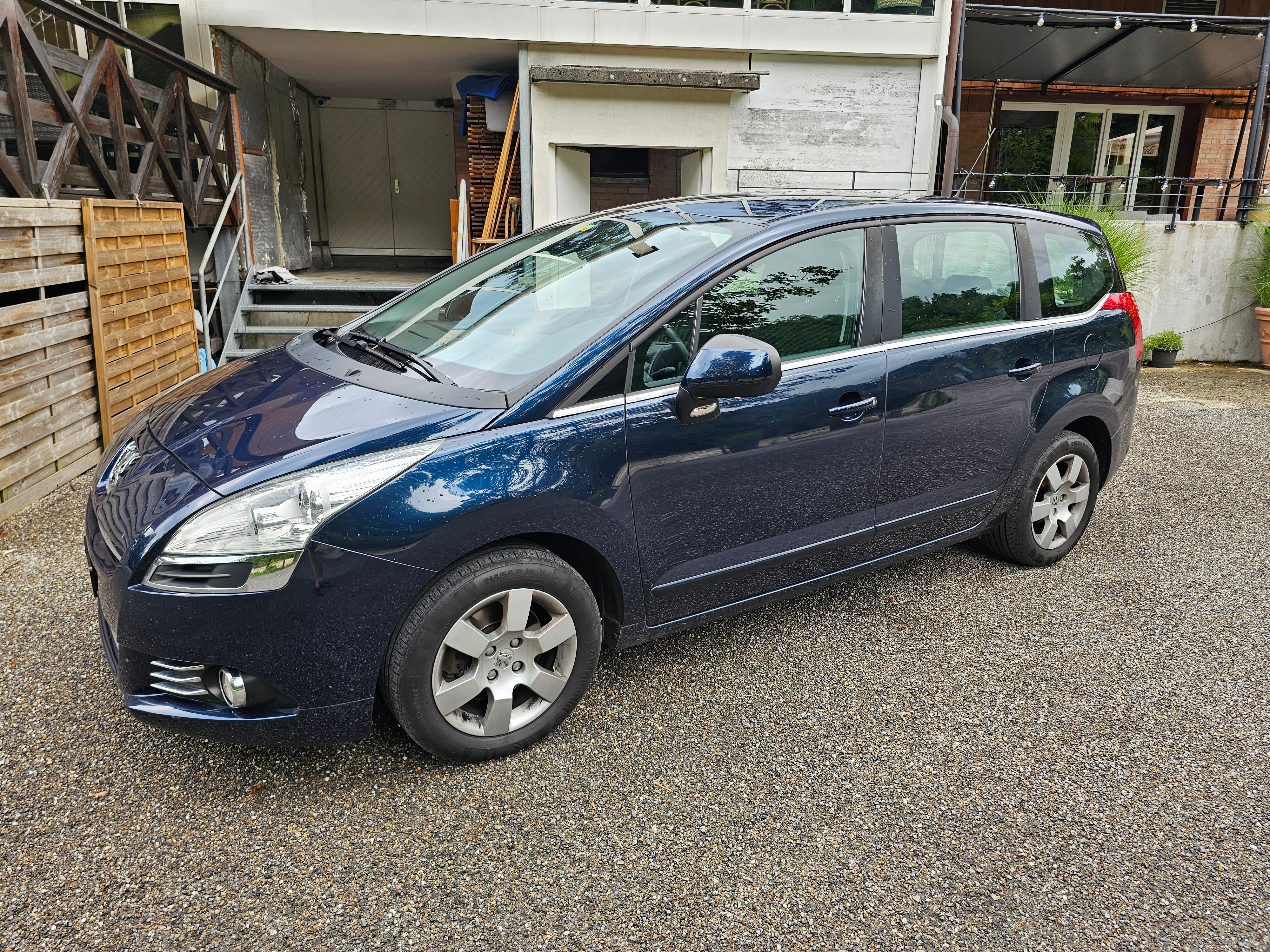 PEUGEOT 5008 1.6 16V T Sport