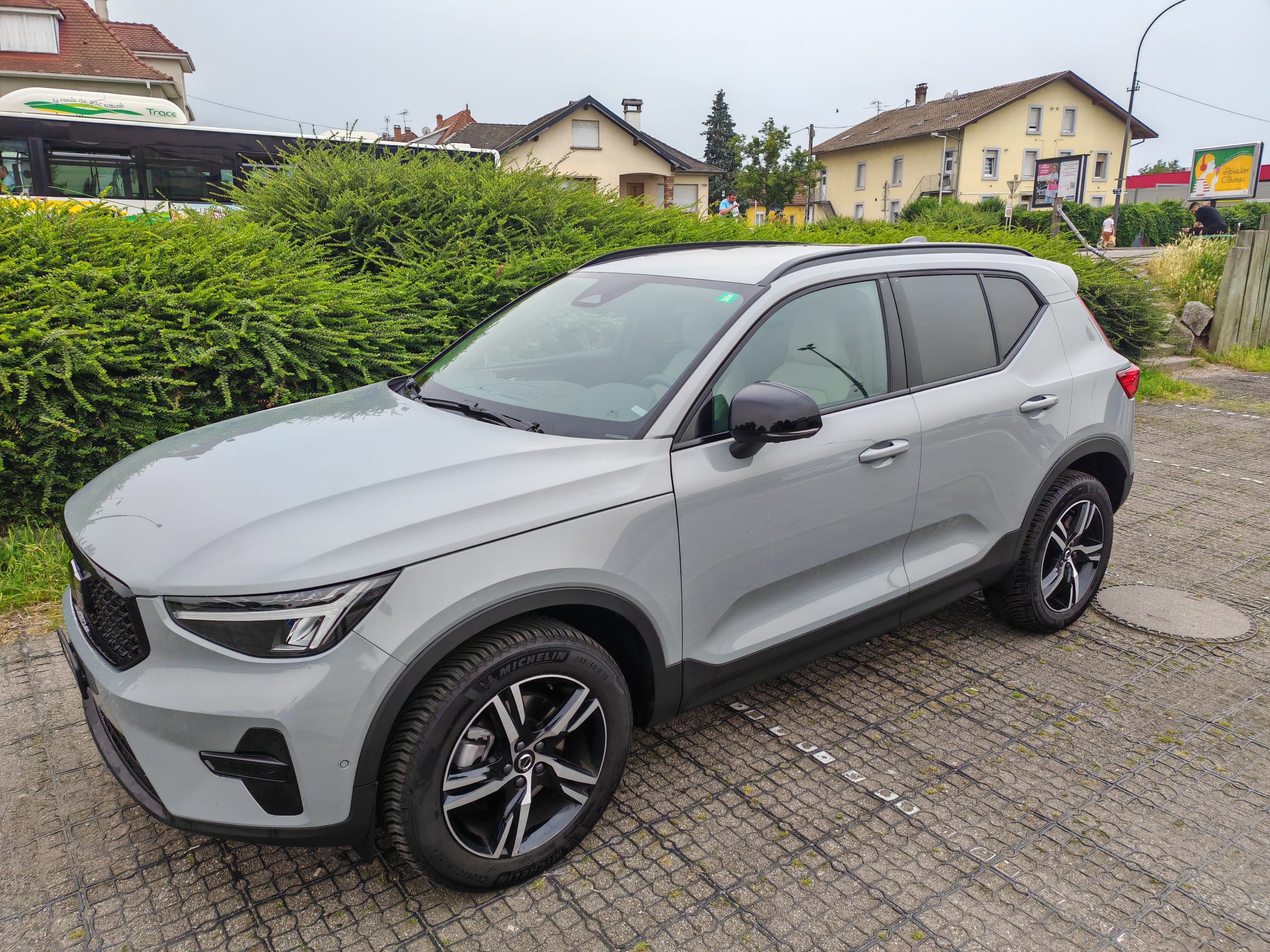 VOLVO XC40 B3 Benzin Mild Hybrid Plus Dark DCT