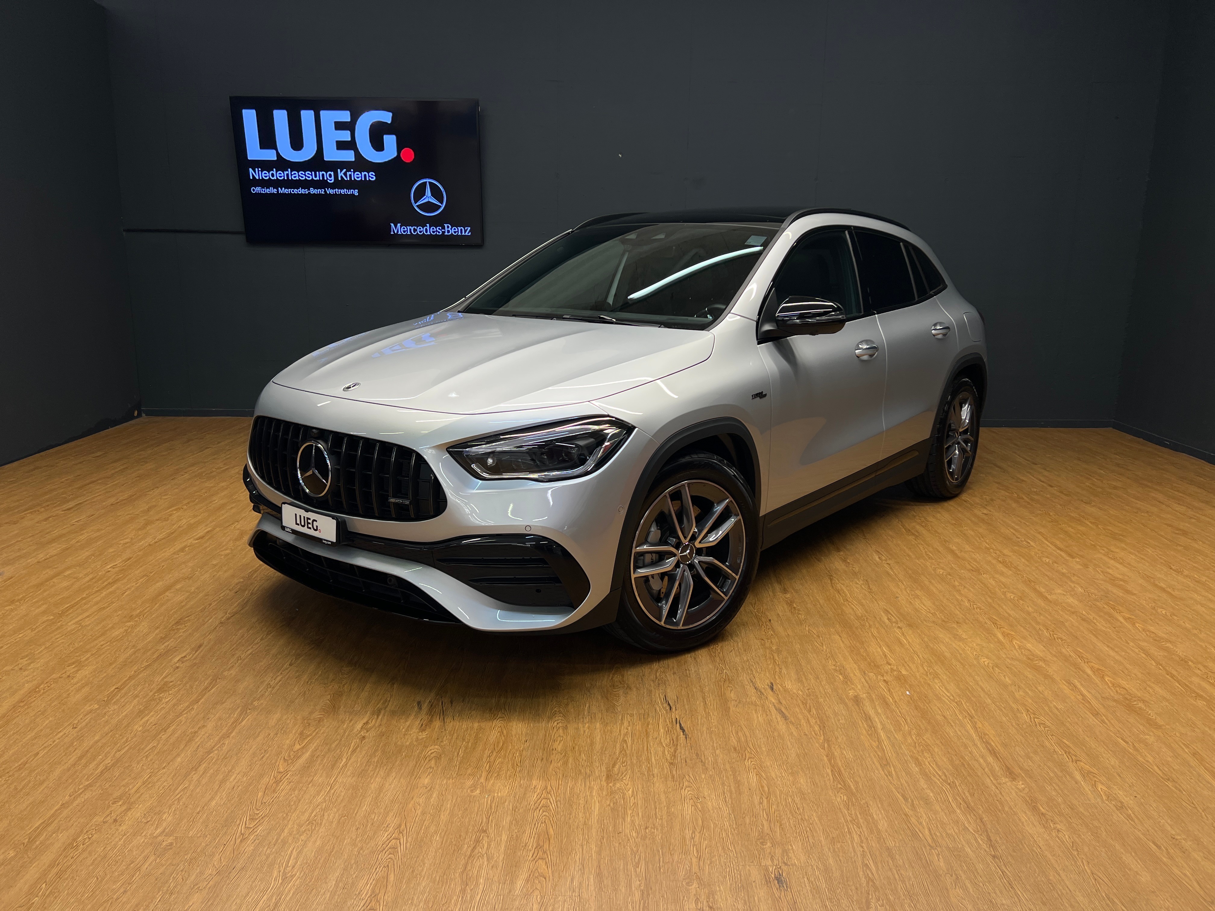 MERCEDES-BENZ GLA 35 AMG 4M - 360 Grad Kamera / DISTRONIC / Panorama-Dach / Soundsystem