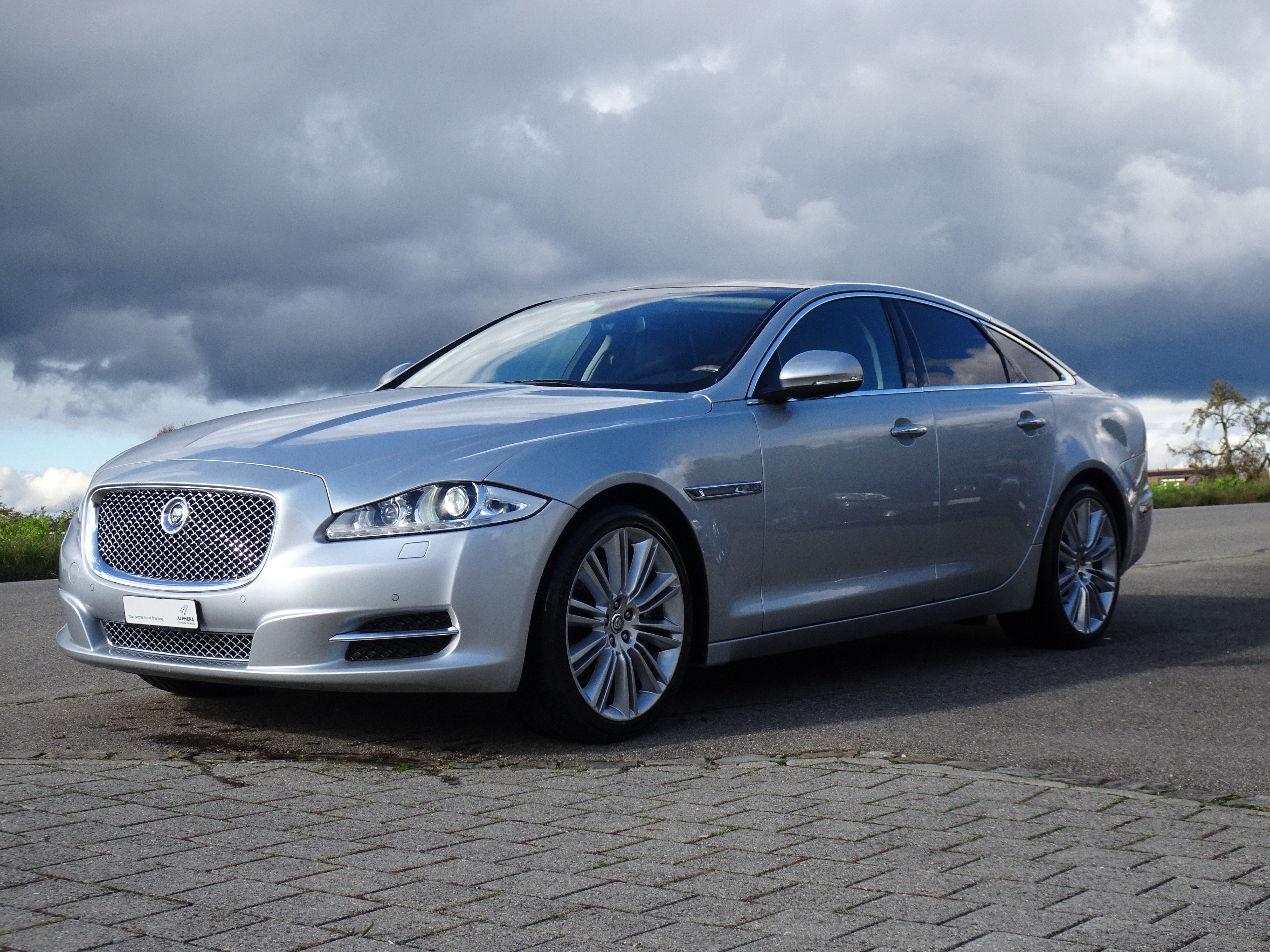 JAGUAR XJ 3.0 V6 S/C Premium Luxury Automatic AWD