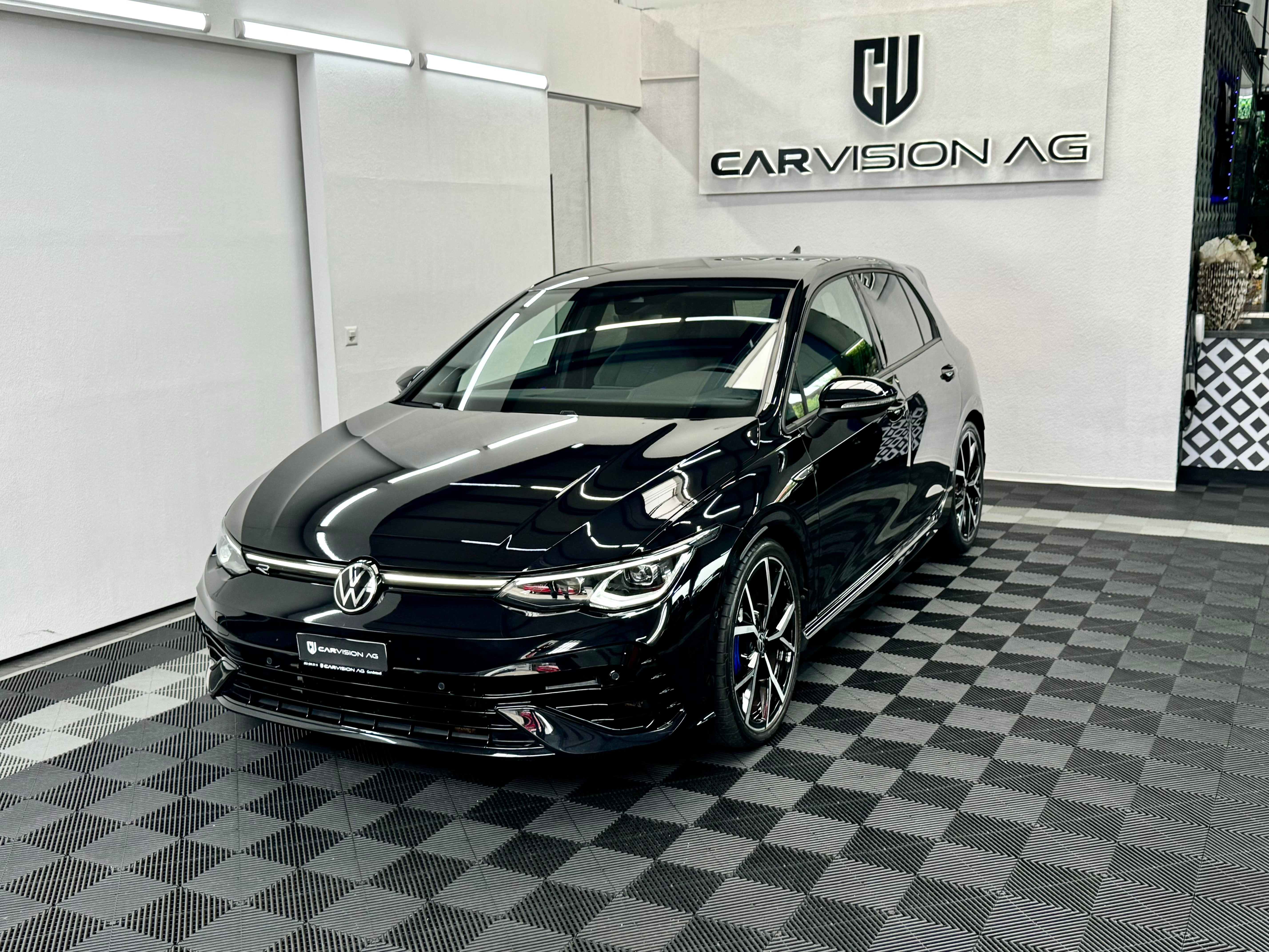 VW Golf 2.0 TSI R DSG 4Motion * AKRAPOVIC * PERFORMANCE PAKET *