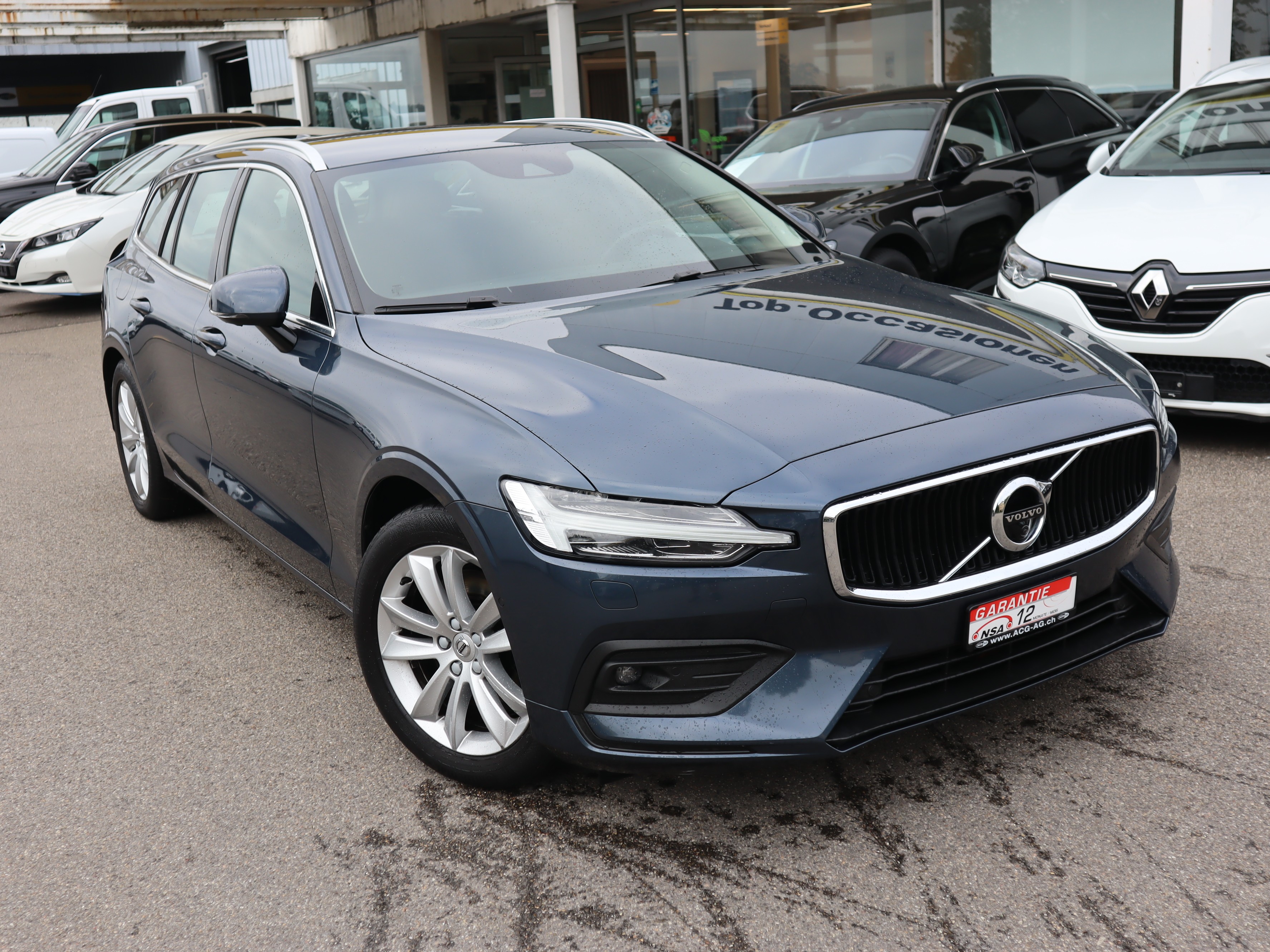 VOLVO V60 D3 AWD Momentum Geartronic ** Teil-Leder Ausstattung ** Gr-Navi ** RF-Kamera 360 ** AHK ** Ab MFK & Service **