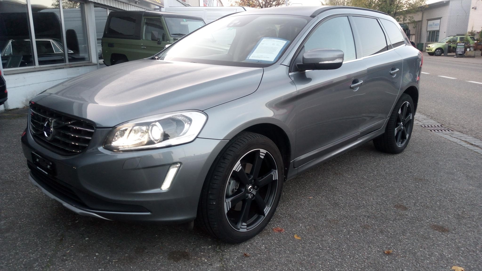 VOLVO XC60 D4 AWD Momentum R-Design Geartronic