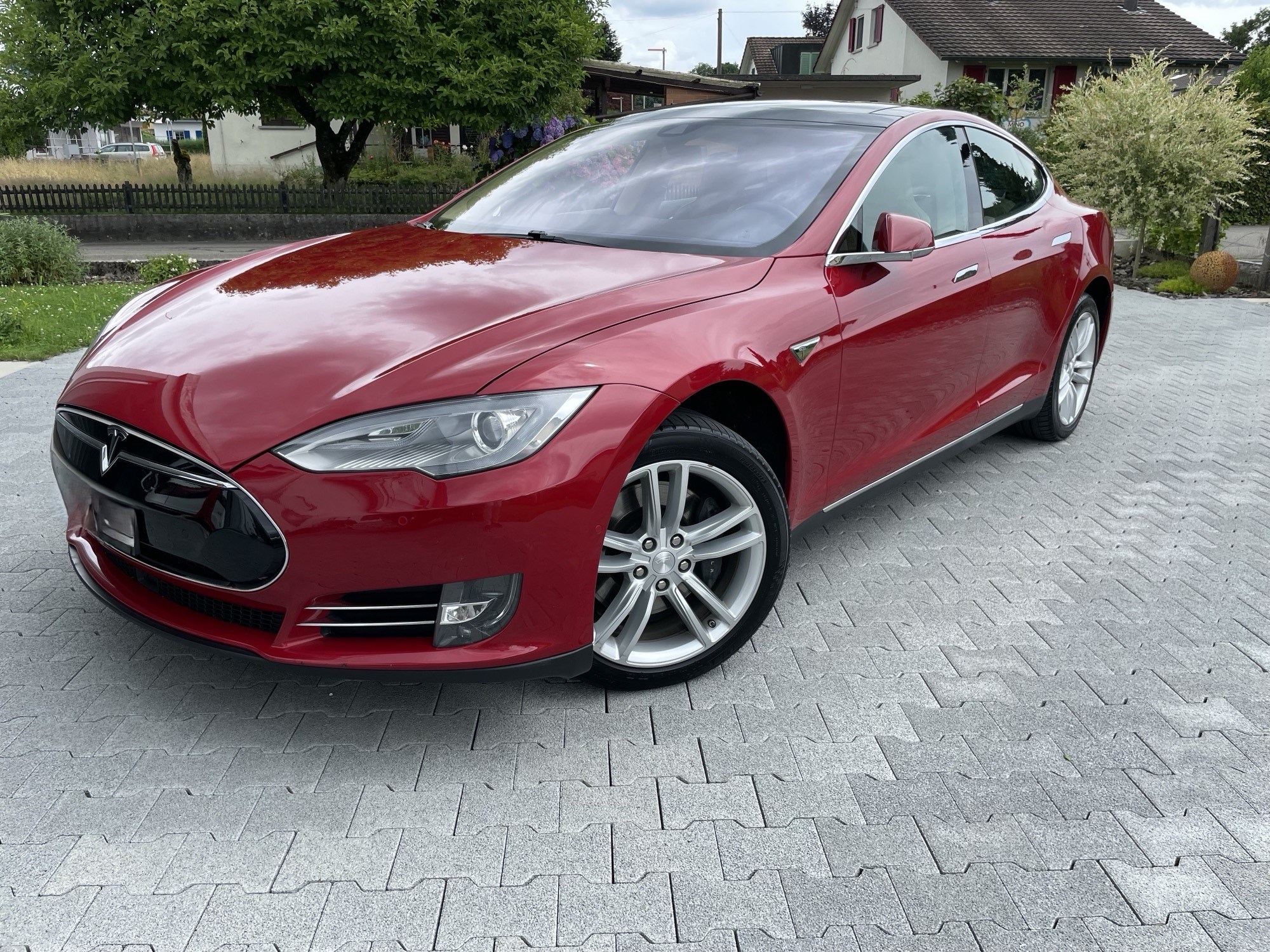 TESLA Model S 85 D