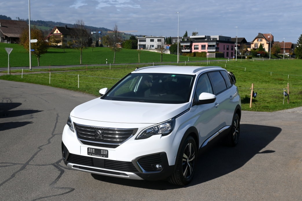 PEUGEOT 5008 1.2 Pure Tech Allure