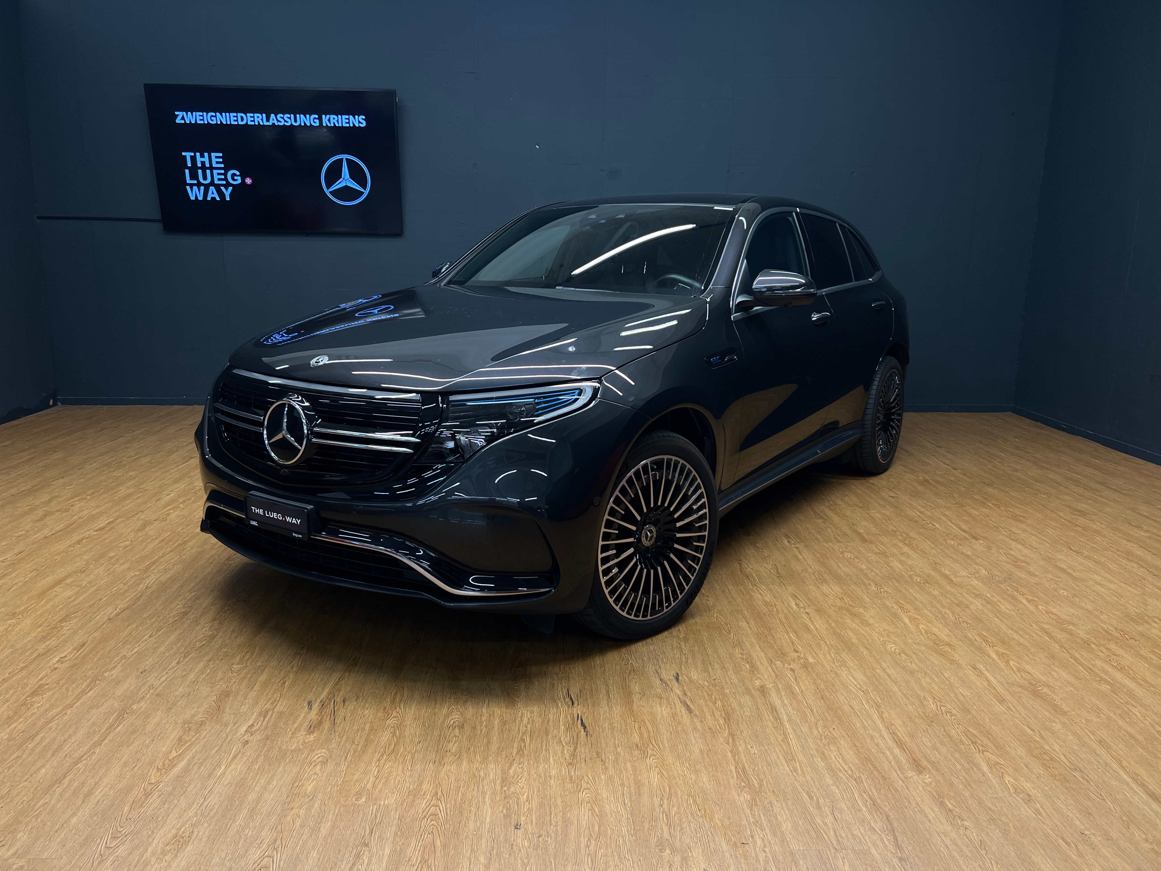 MERCEDES-BENZ EQC 400 4M - AMG / DISTRONIC / 360 Grad Kamera / Multikontursitze / Glasdach / Soundsystem