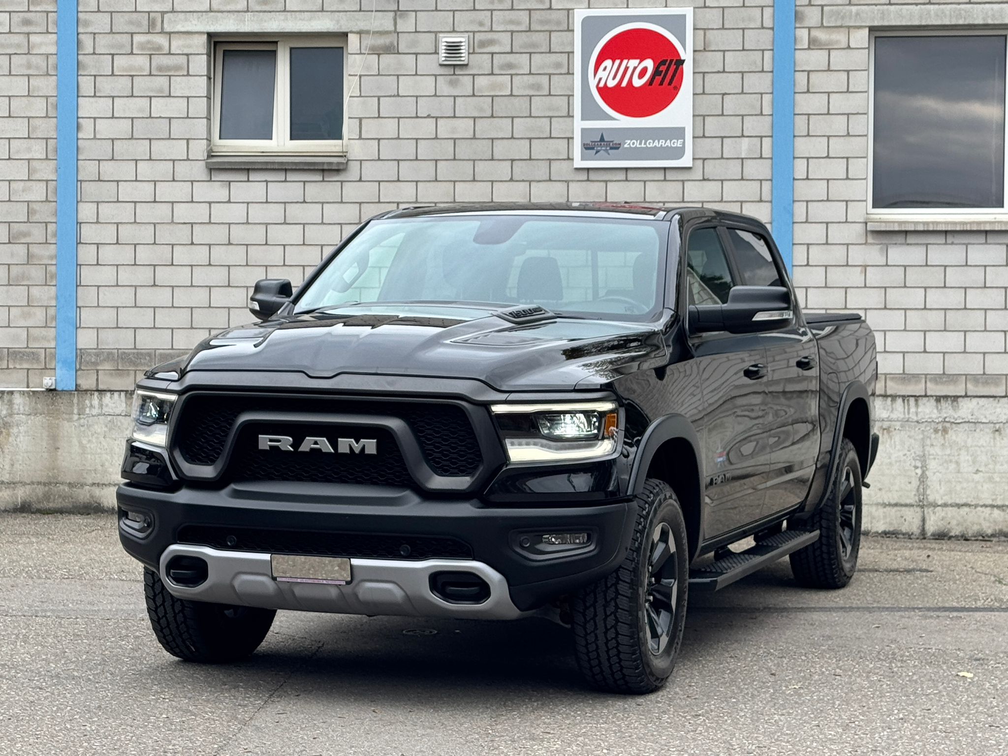 DODGE REBEL 5.7 HEMI 4x4 CREW CAB