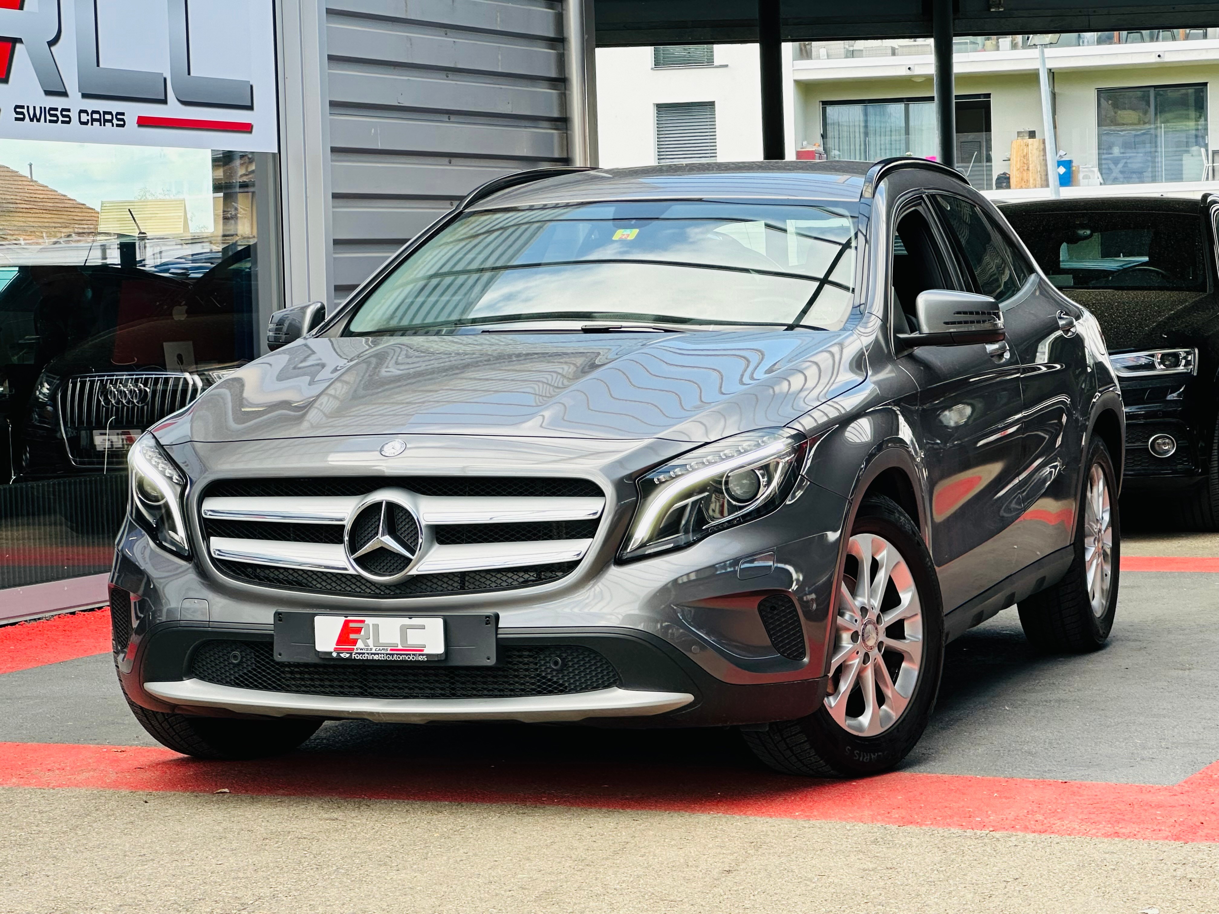 MERCEDES-BENZ GLA 200 Style 7G-DCT